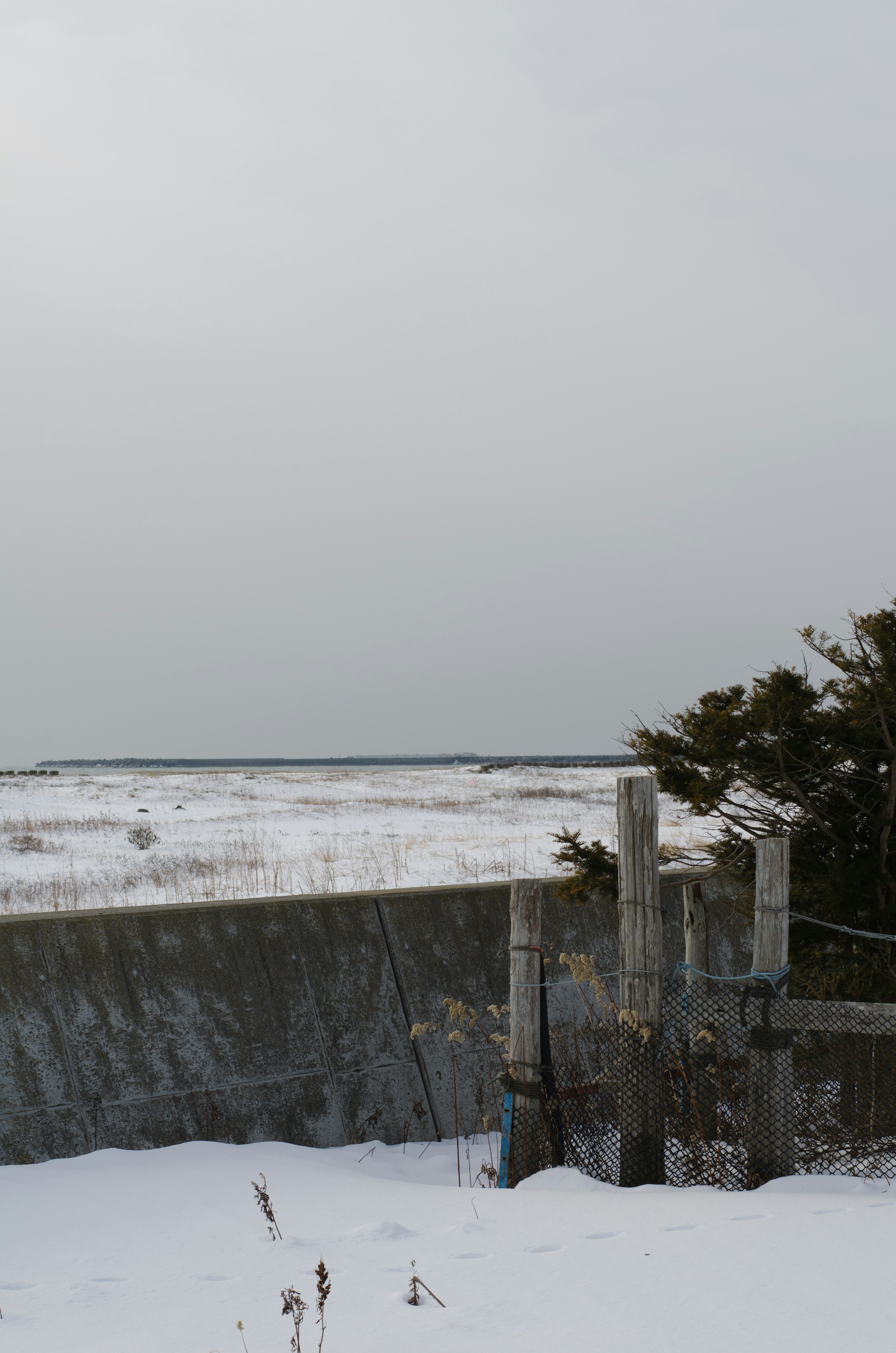 Barrage recouvert de neige avec un horizon lointain