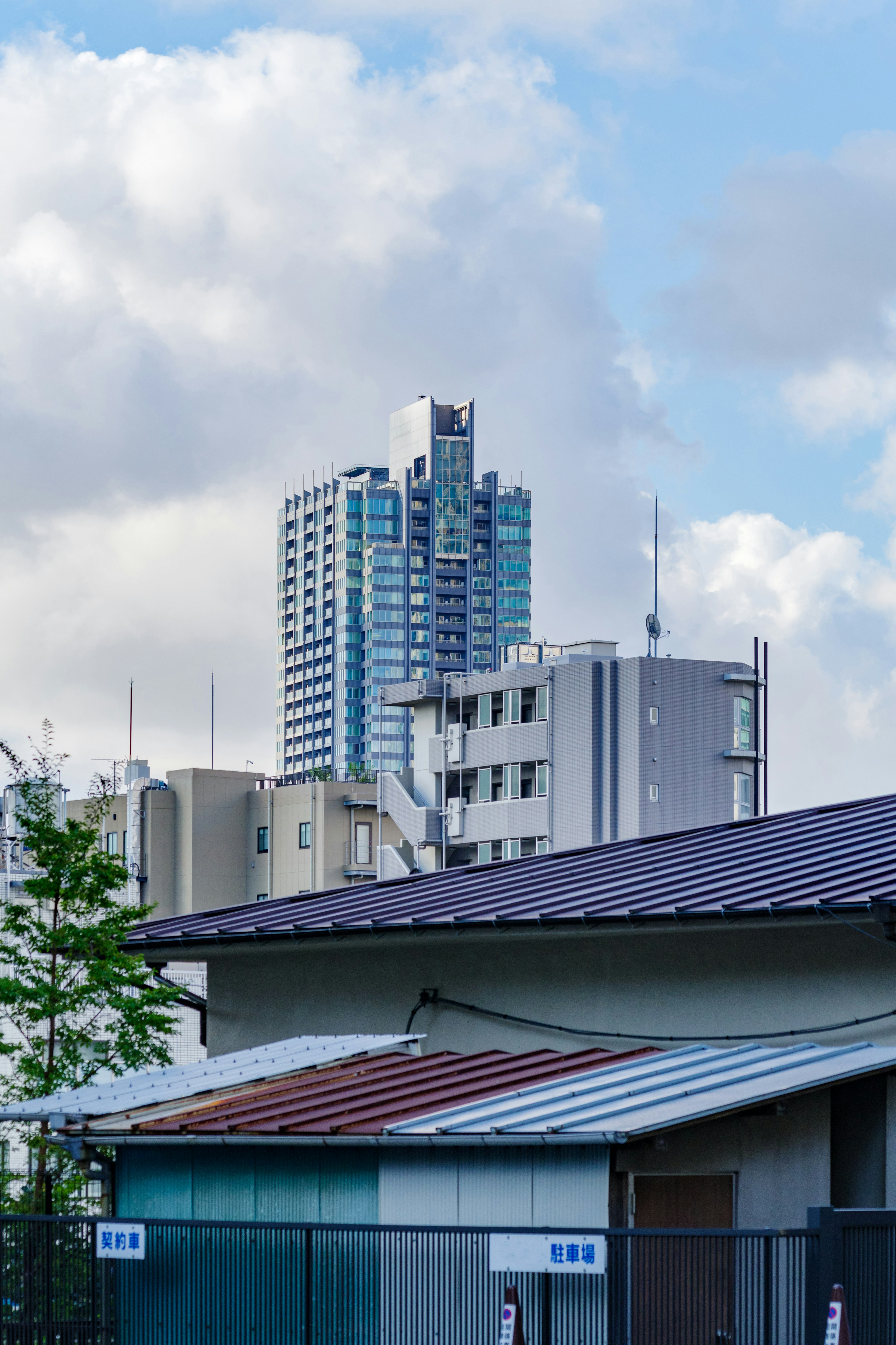 Pemandangan kota dengan gedung pencakar langit di bawah langit biru