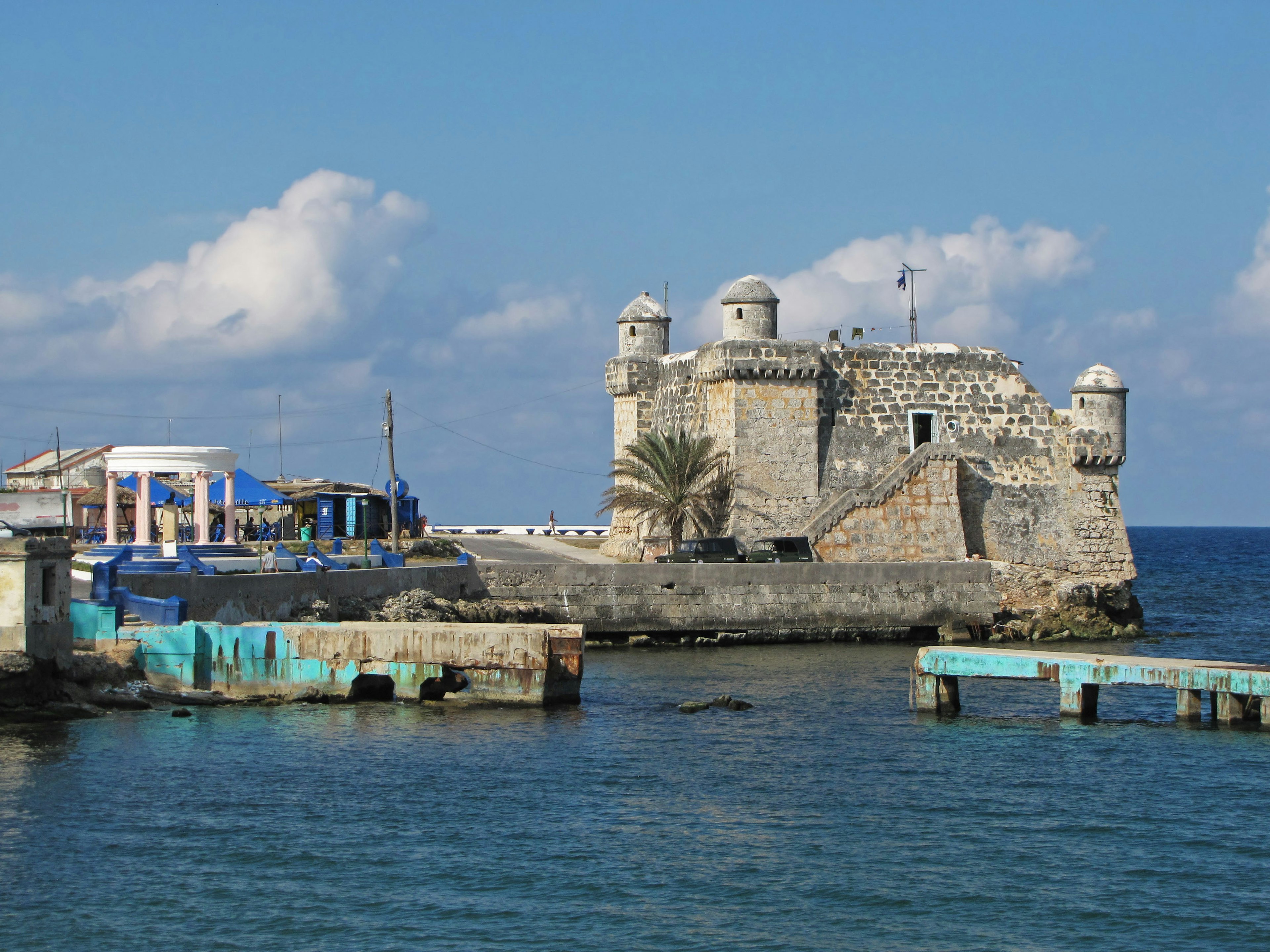 Ancien château au bord de la mer bleue avec un port