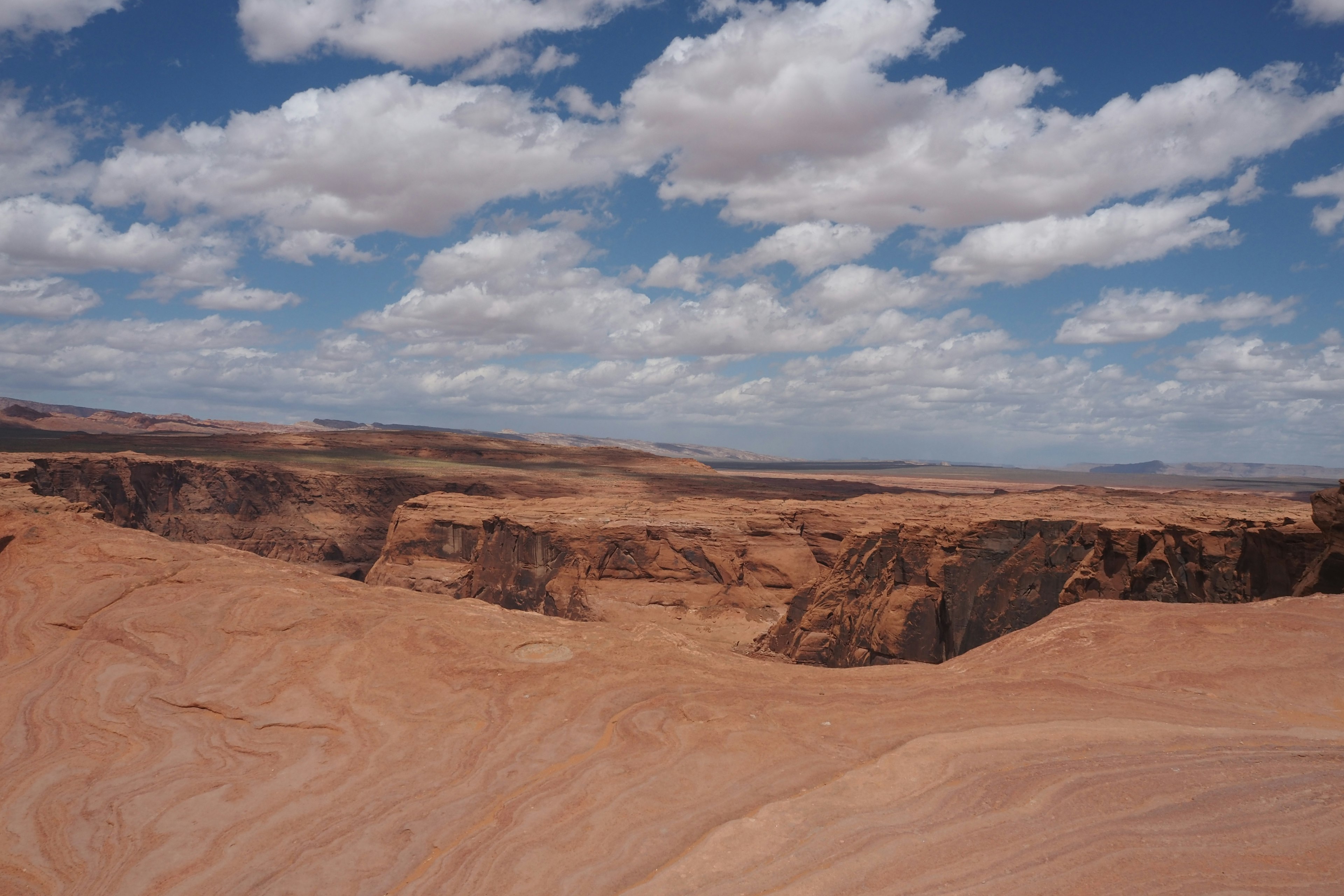 Paysage désertique vaste avec ciel bleu et nuages blancs