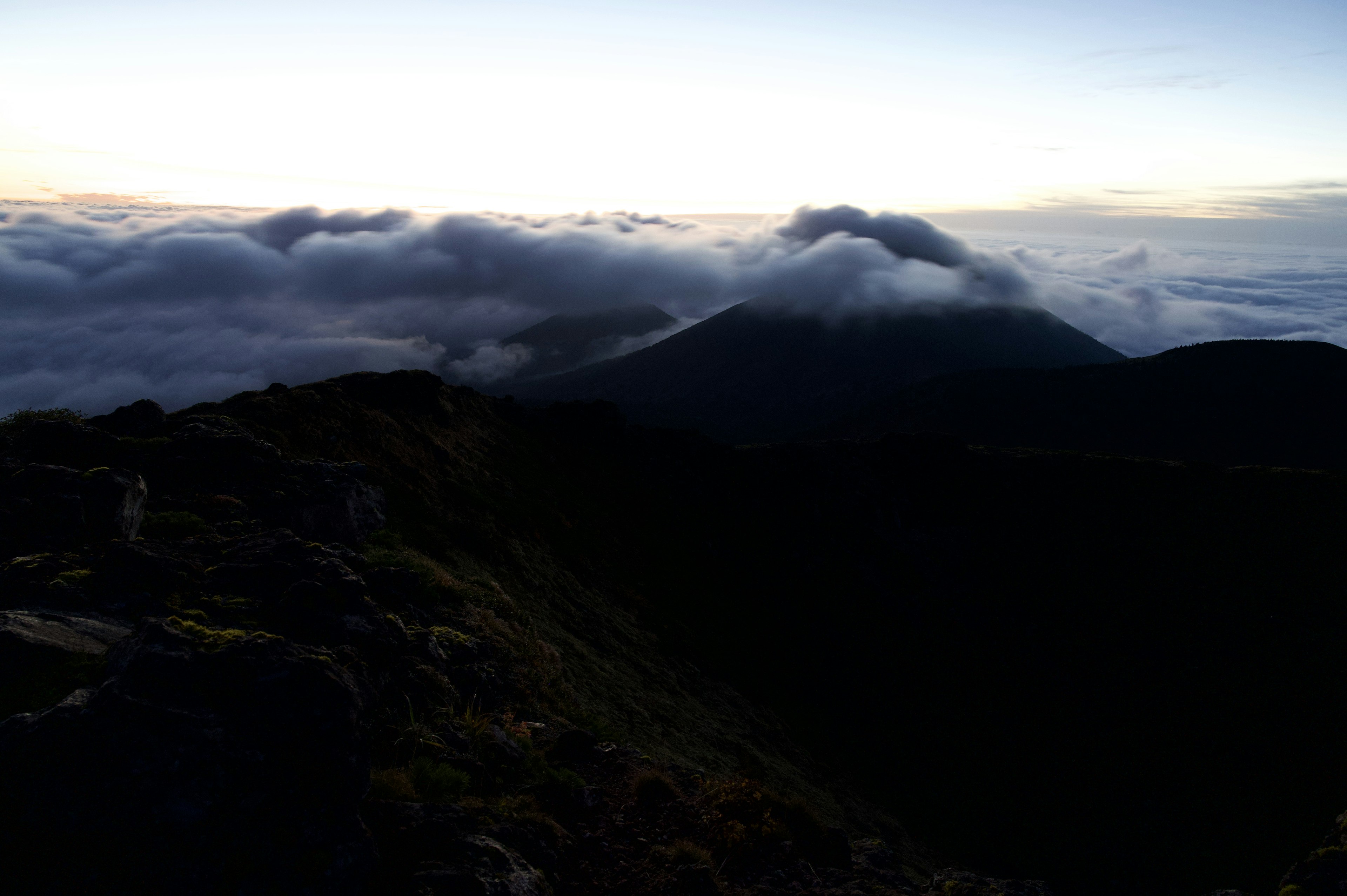 山の頂上からの眺め、雲に覆われた風景、薄明かりの空