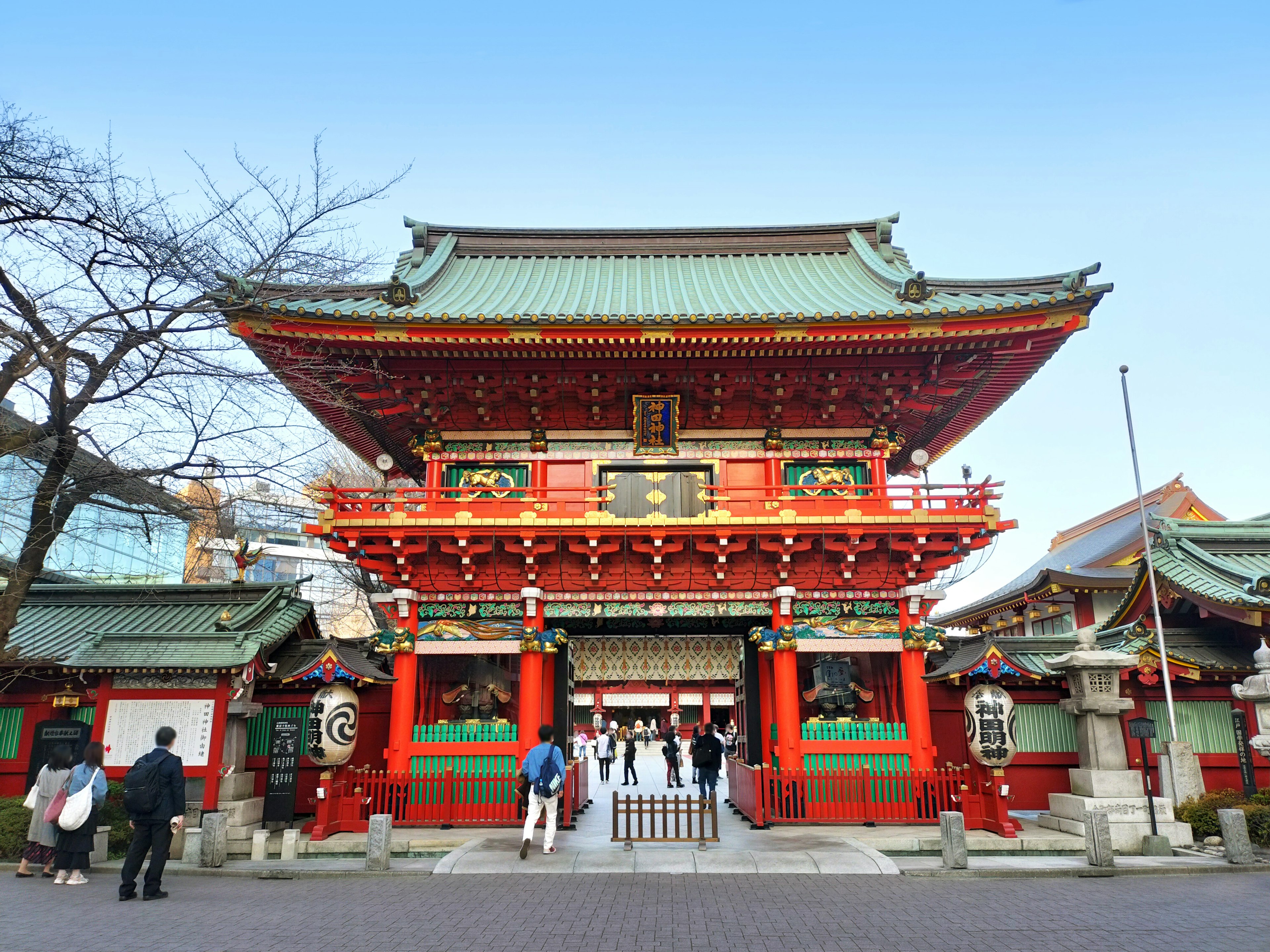 Porte de temple japonais traditionnel rouge avec des visiteurs