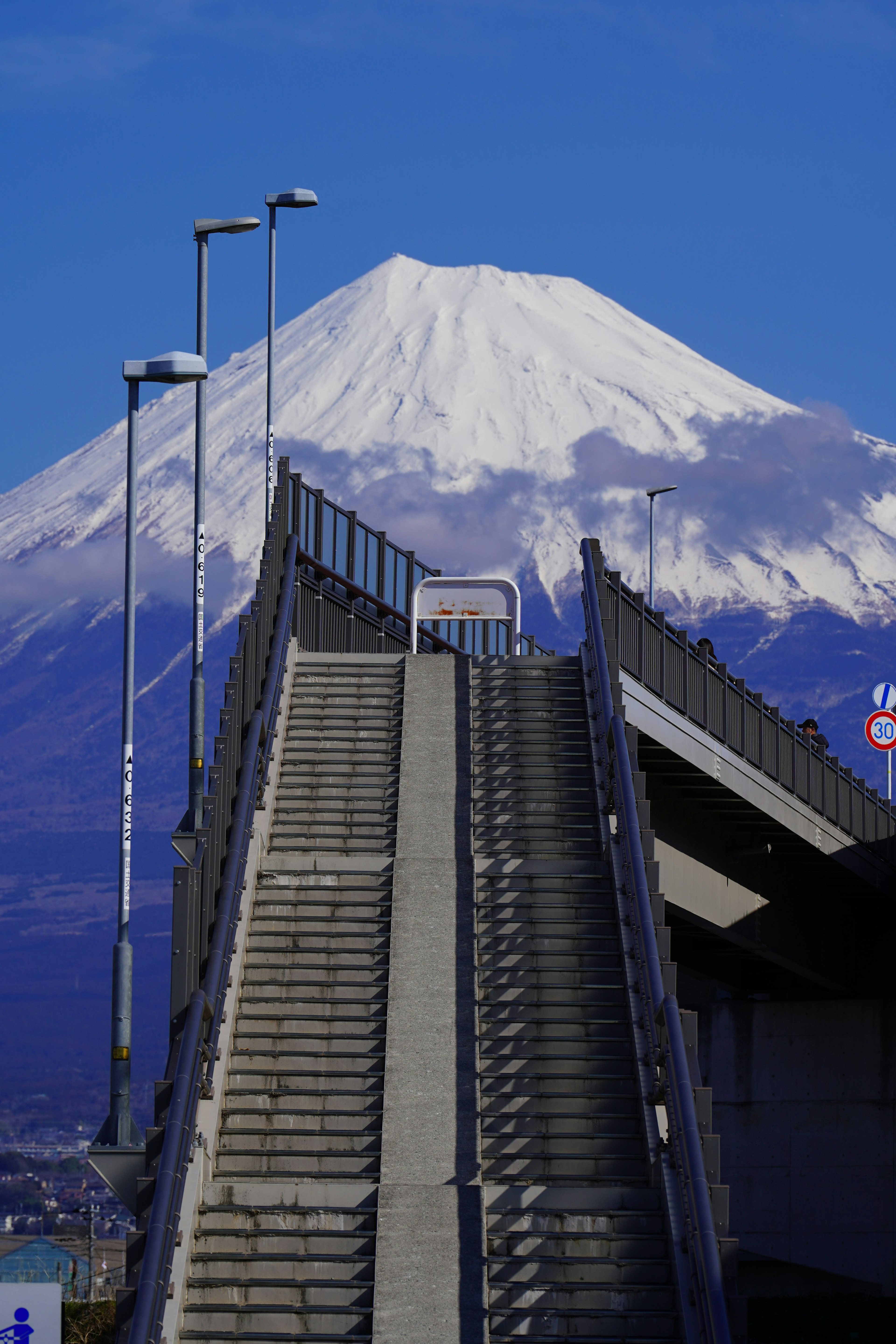 Escaliers avec le mont Fuji en arrière-plan