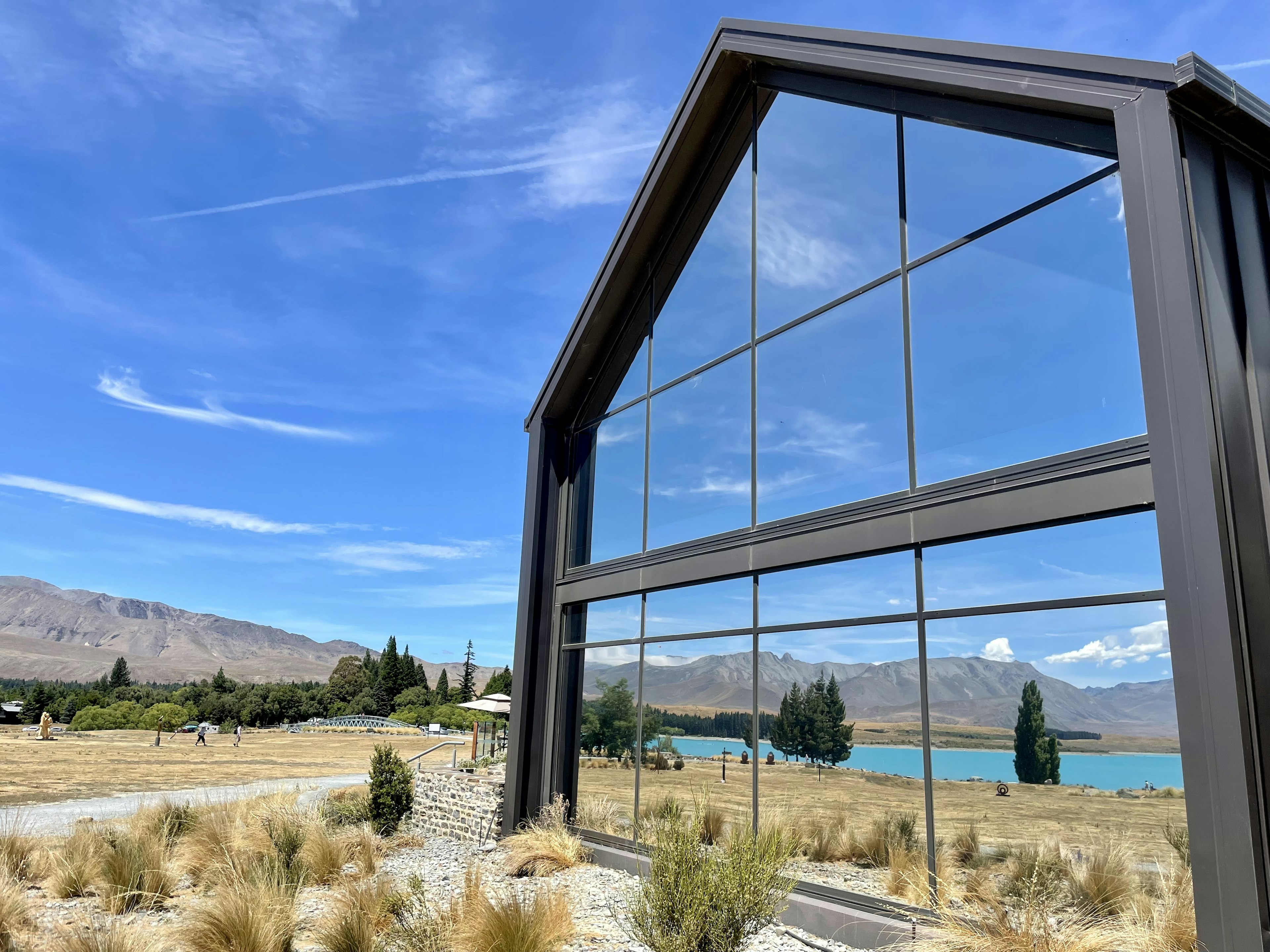 Edificio moderno con grandi finestre in vetro che si affacciano su un paesaggio naturale