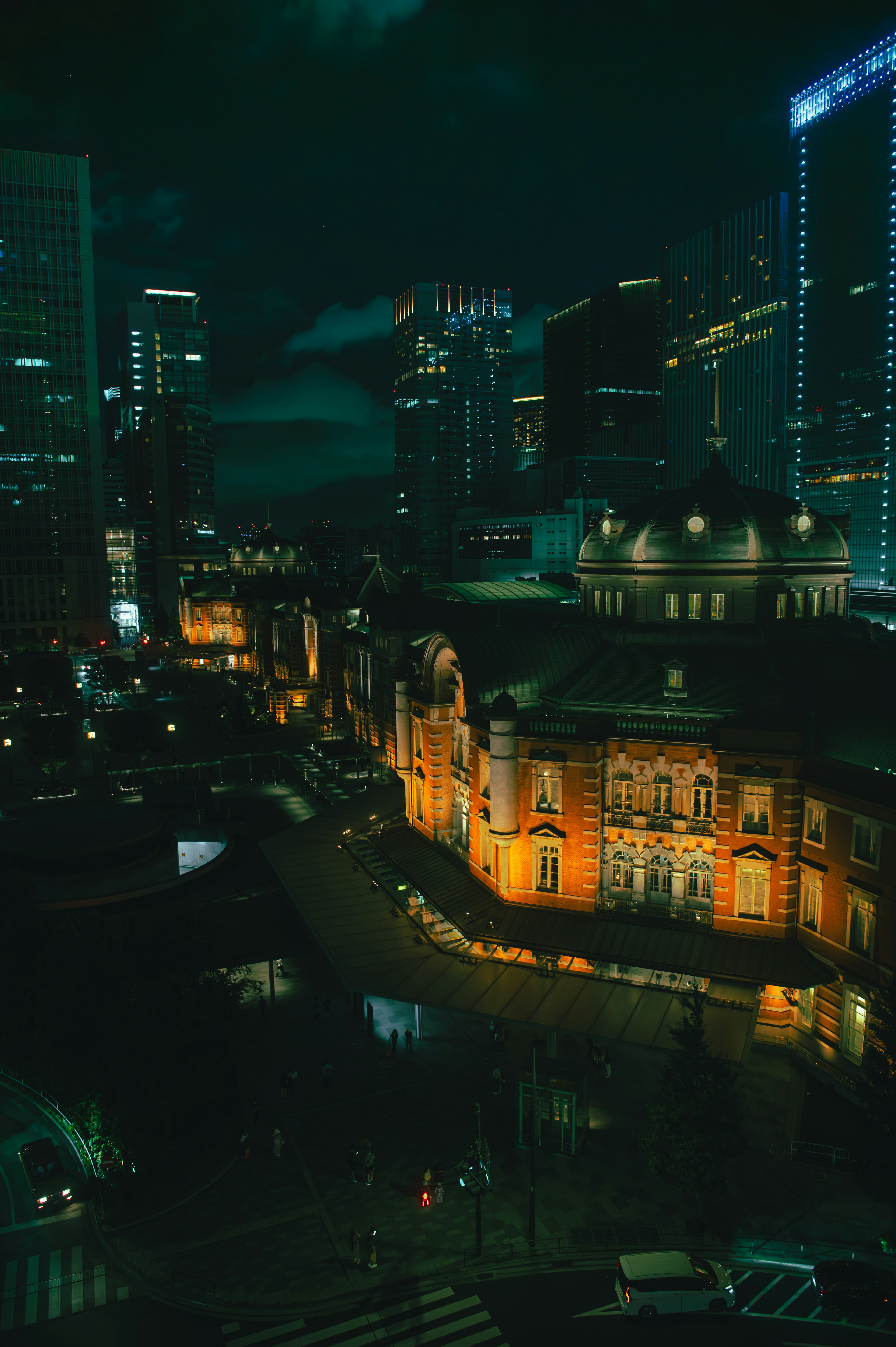 Nachtansicht des Bahnhofs Tokio mit beleuchteten Wolkenkratzern