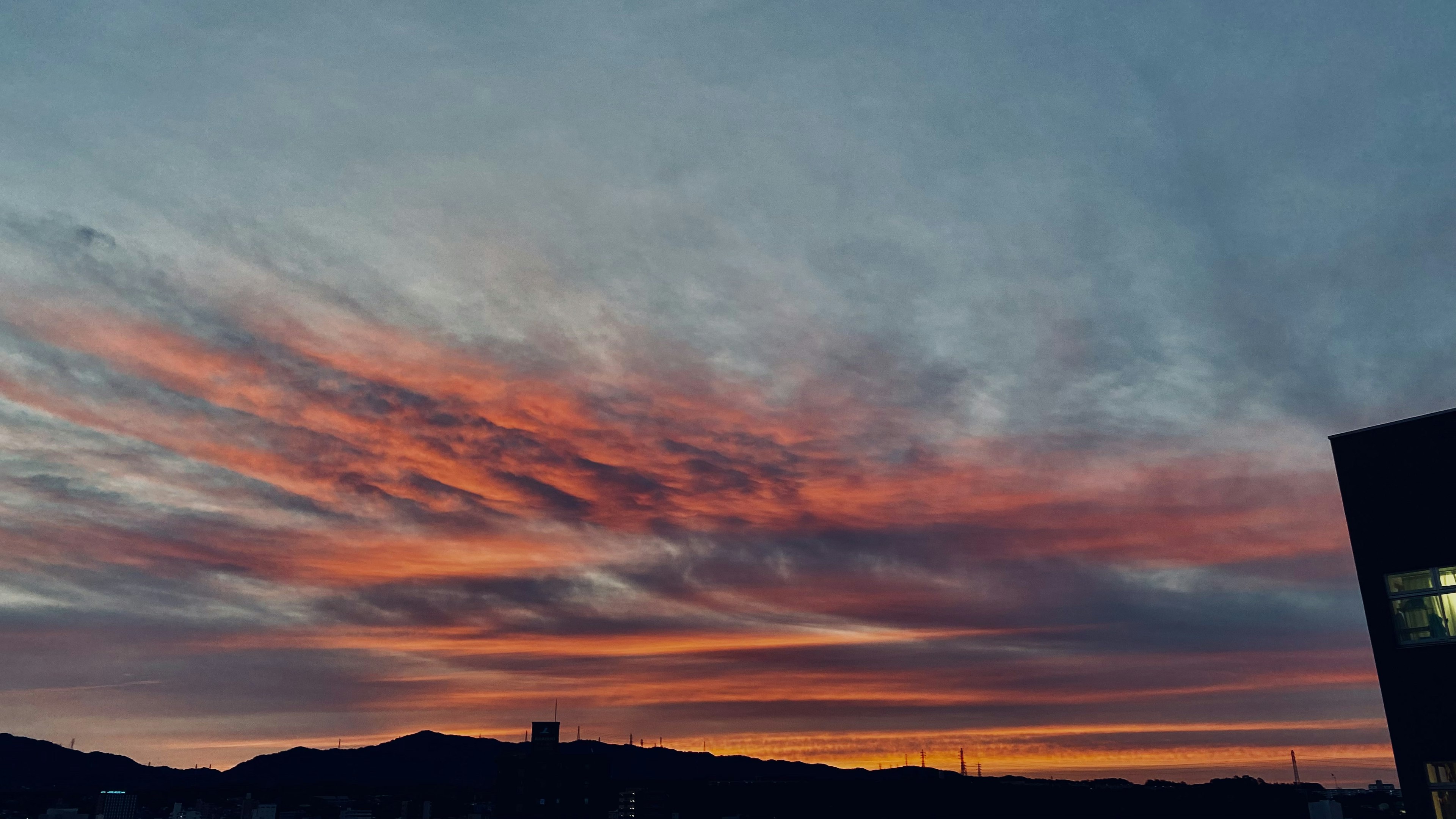 Un bellissimo cielo al tramonto con nuvole colorate che si estendono all'orizzonte