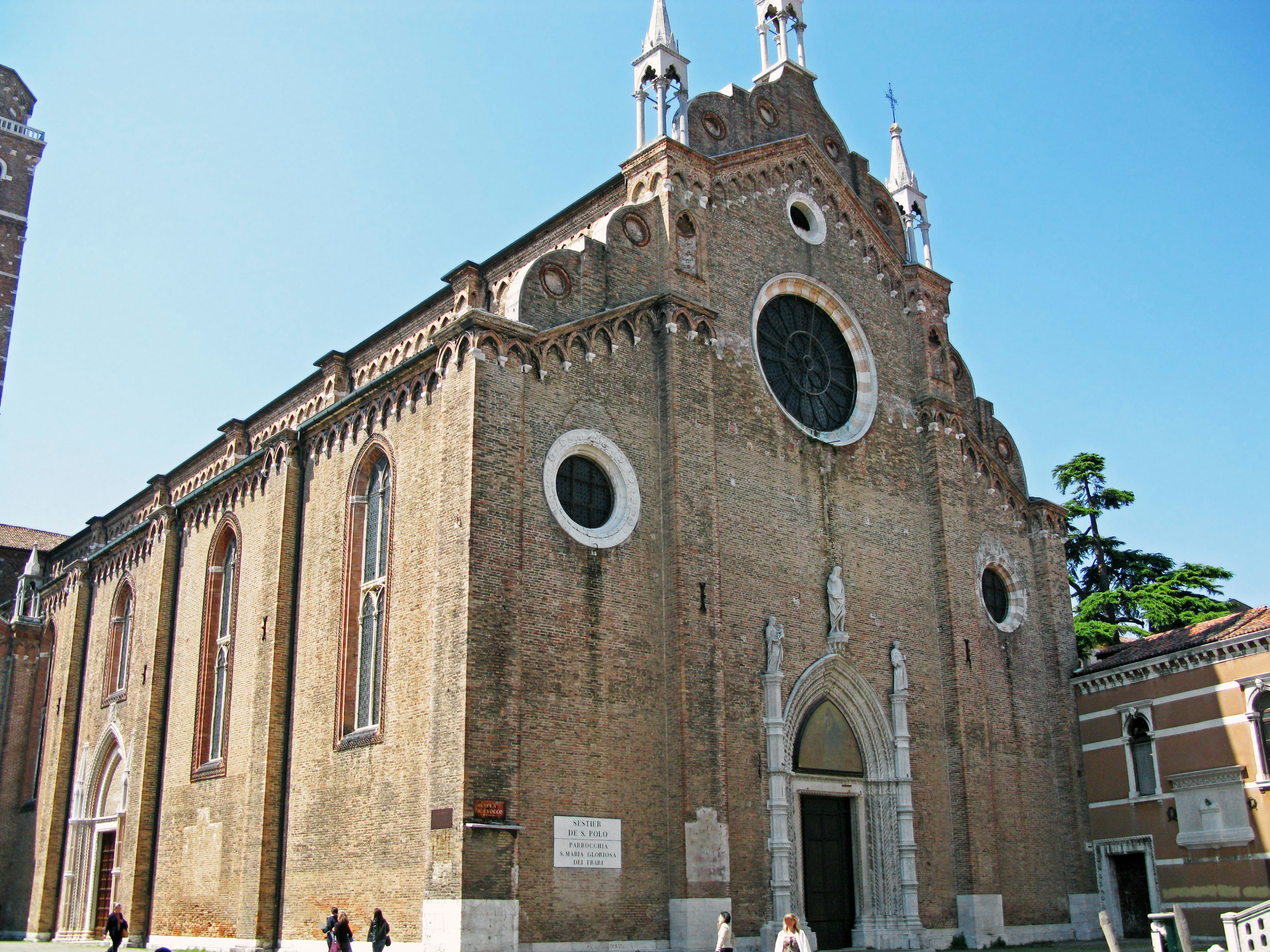 Esterno di una chiesa in mattoni sotto un cielo azzurro