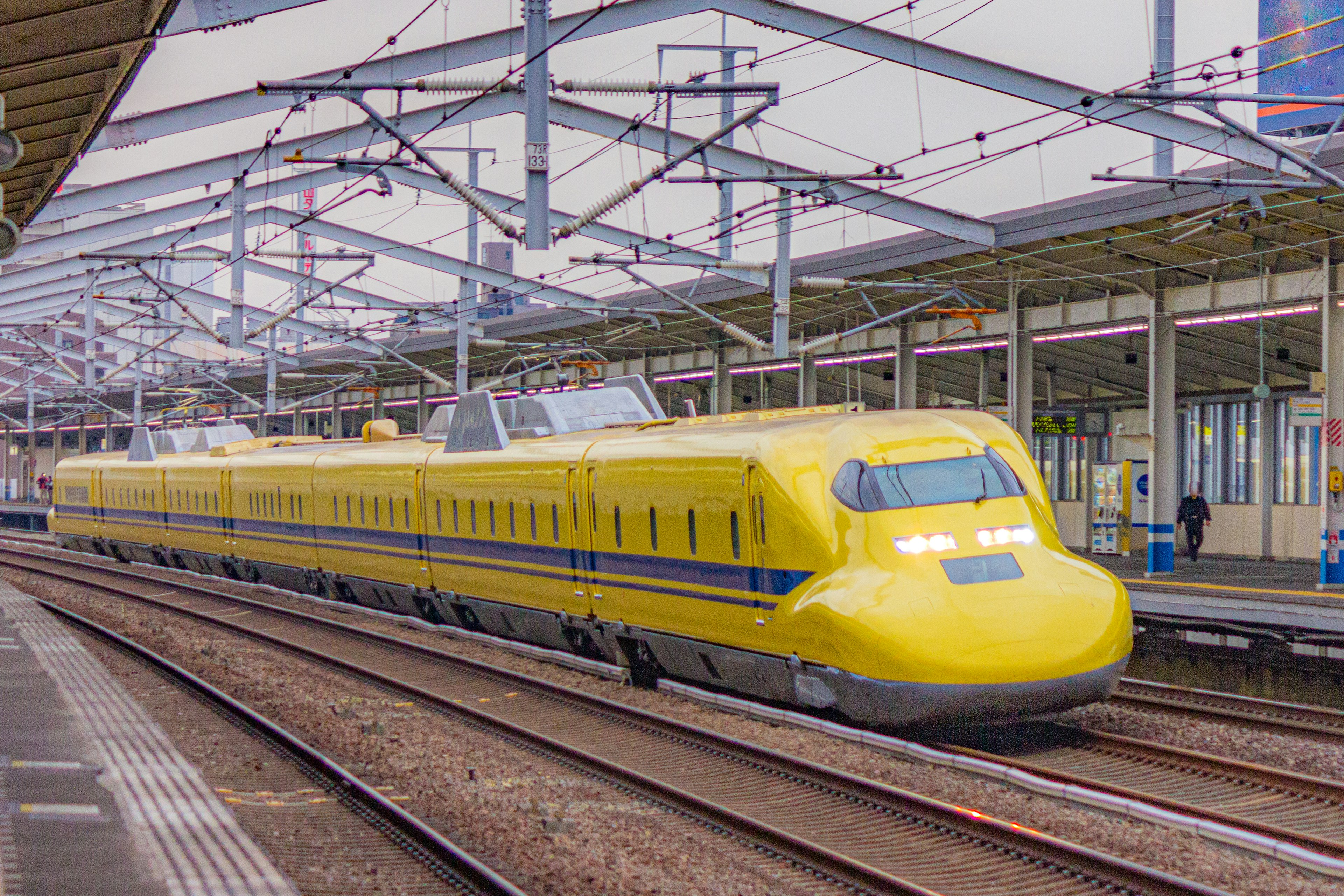 Tàu Shinkansen màu vàng tại một nhà ga