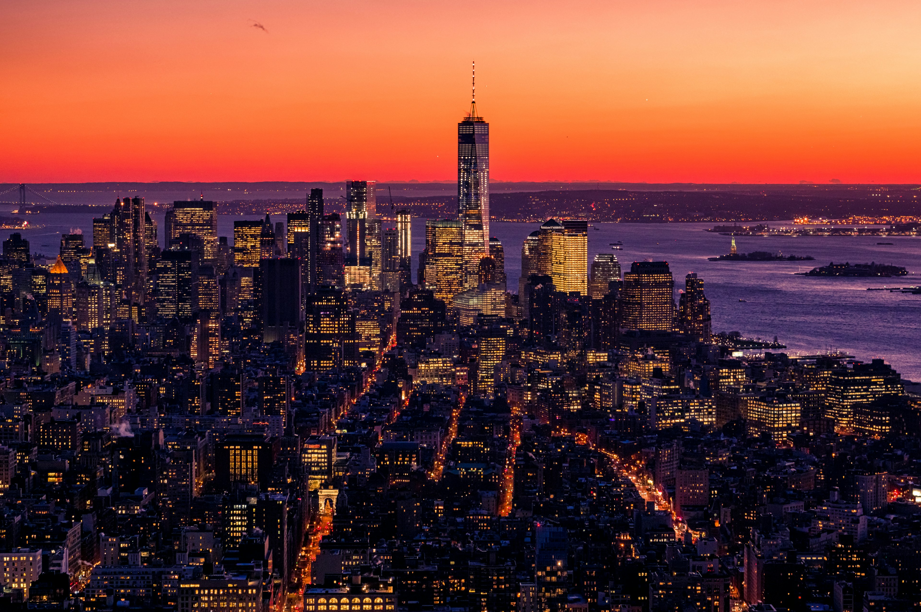 Pemandangan panorama menakjubkan kota New York saat matahari terbenam dengan gedung pencakar langit