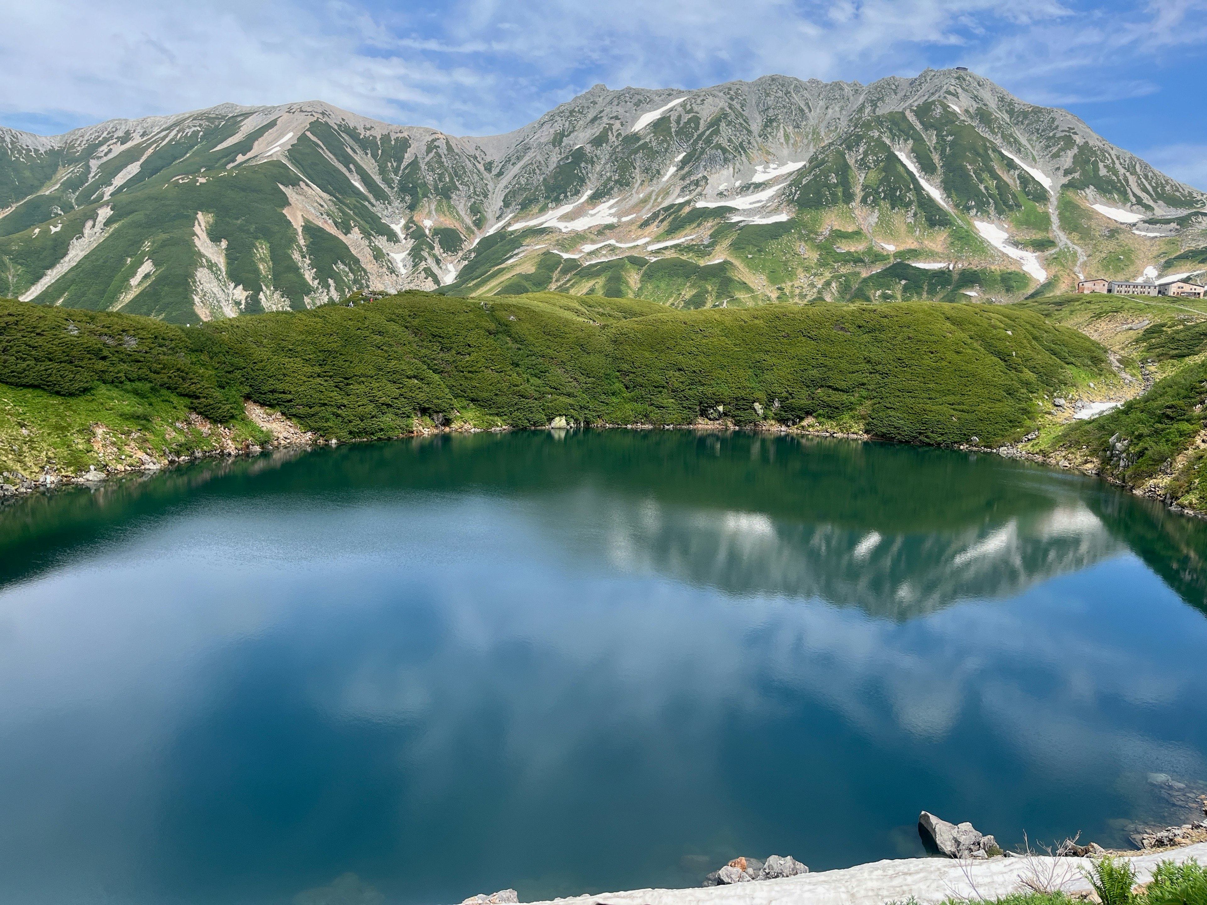 美しい山々に囲まれた静かな湖の風景