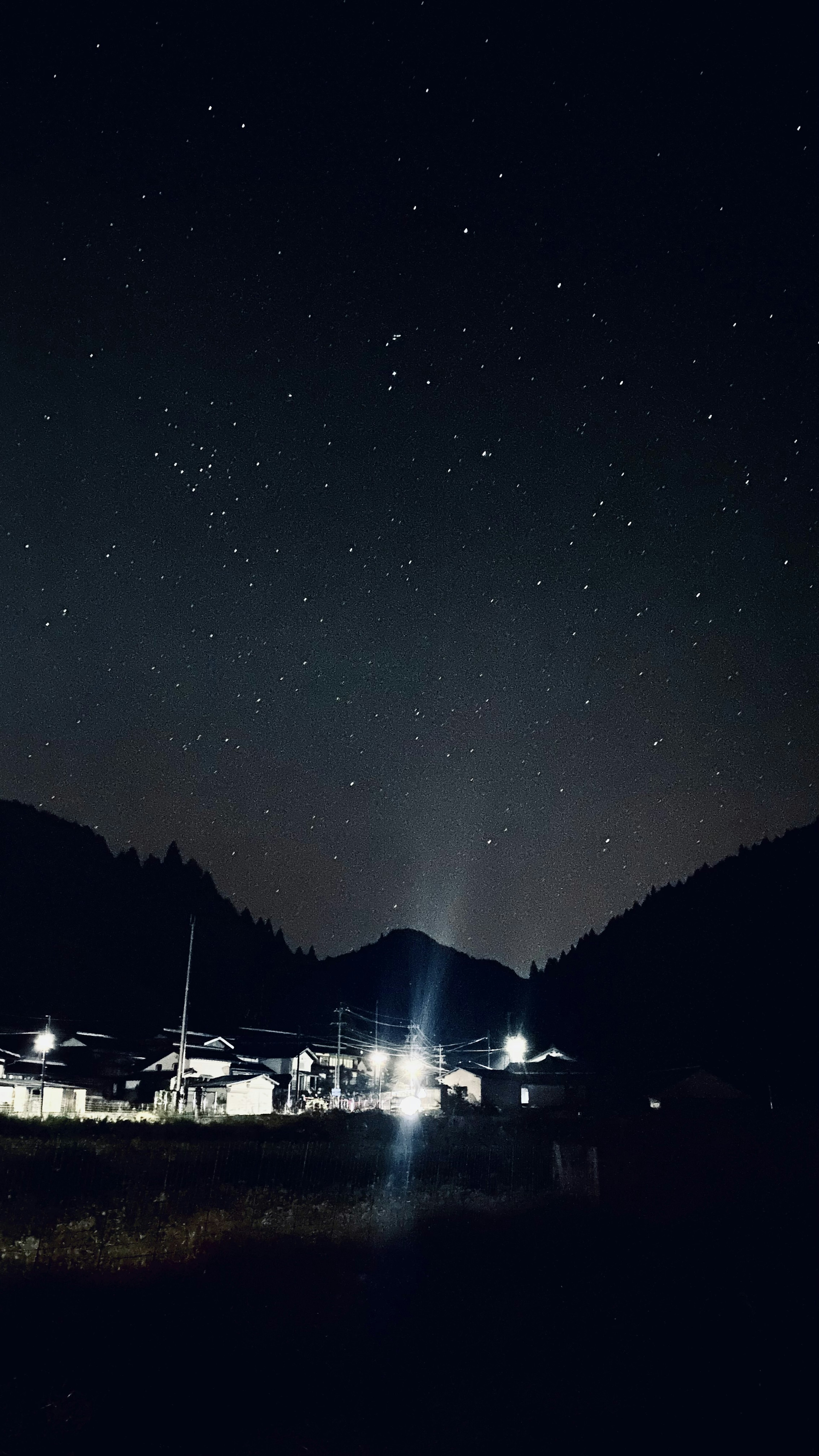 Ciel étoilé sur un village tranquille