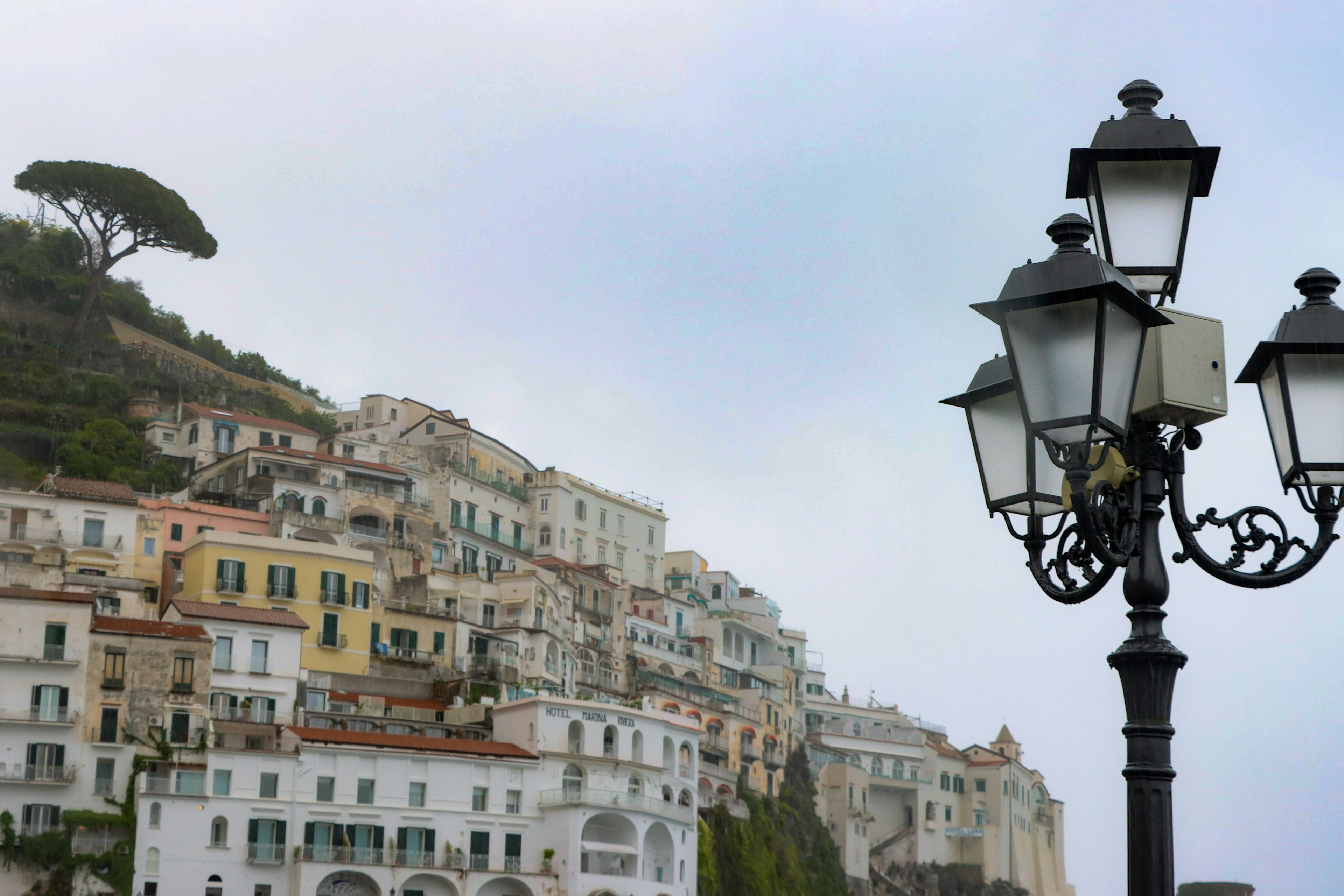 Maisons colorées le long de la colline d'Amalfi avec un lampadaire