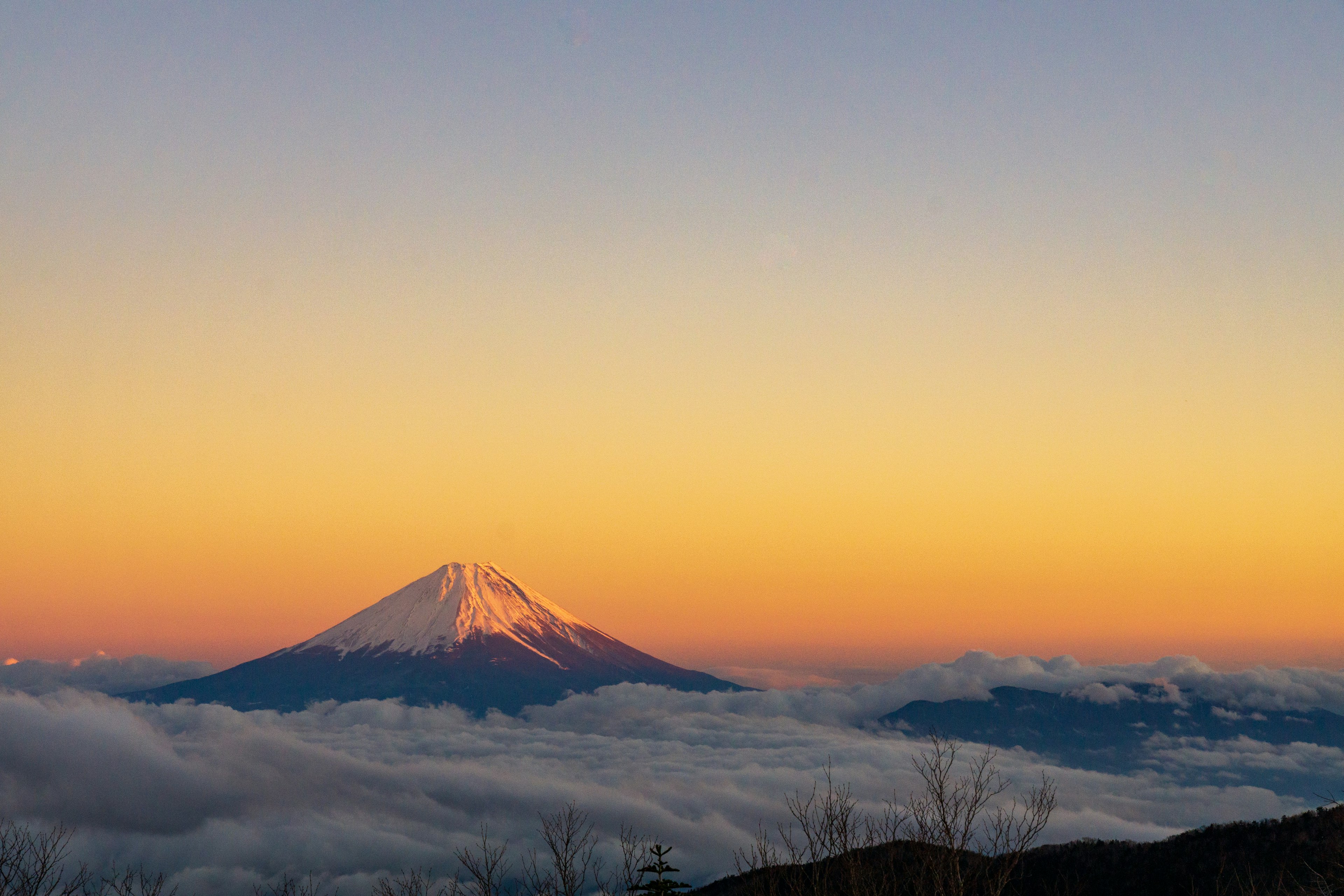 Monte Fuji elevándose sobre un mar de nubes durante un hermoso atardecer