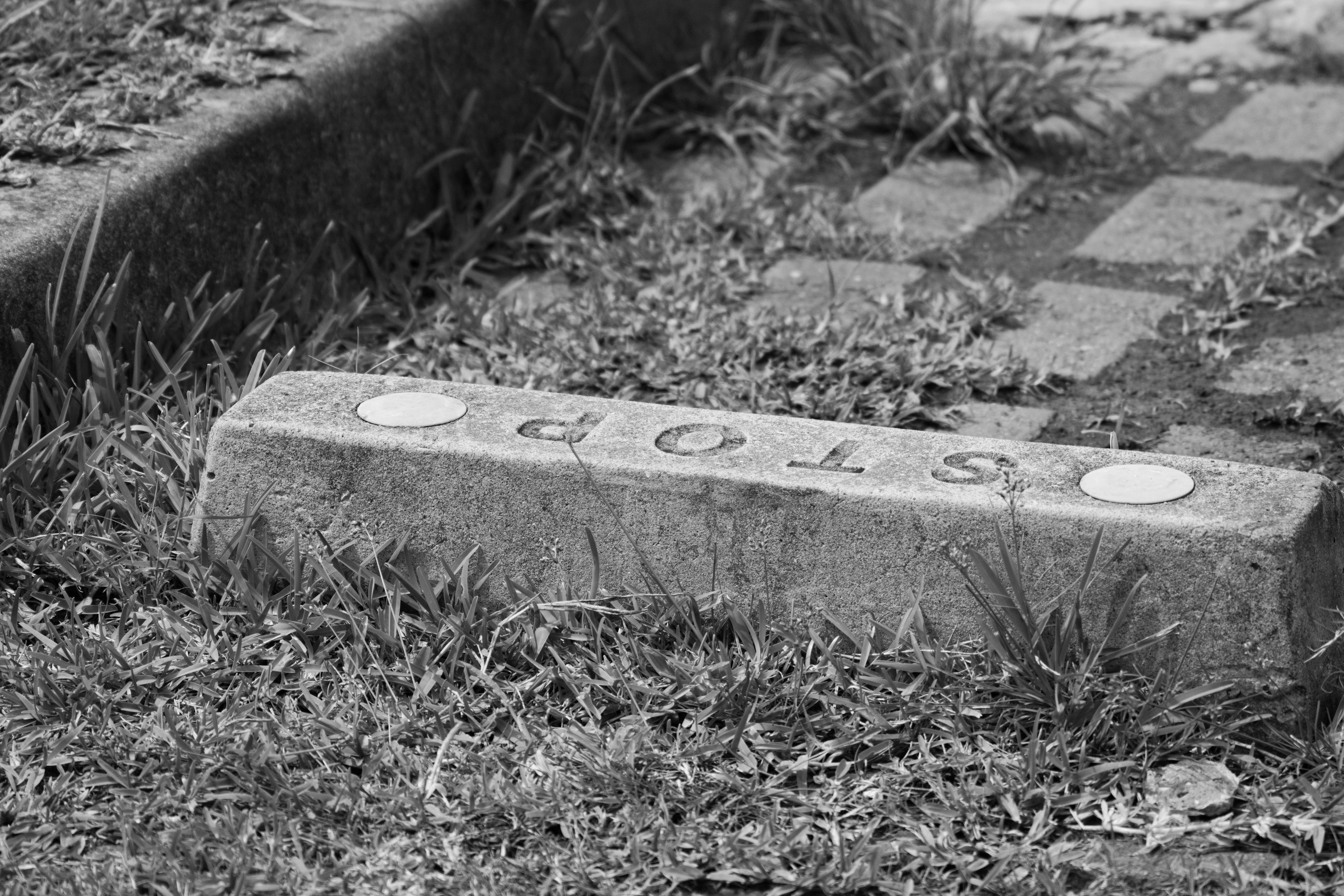 Un ancien bloc de béton stop placé dans l'herbe