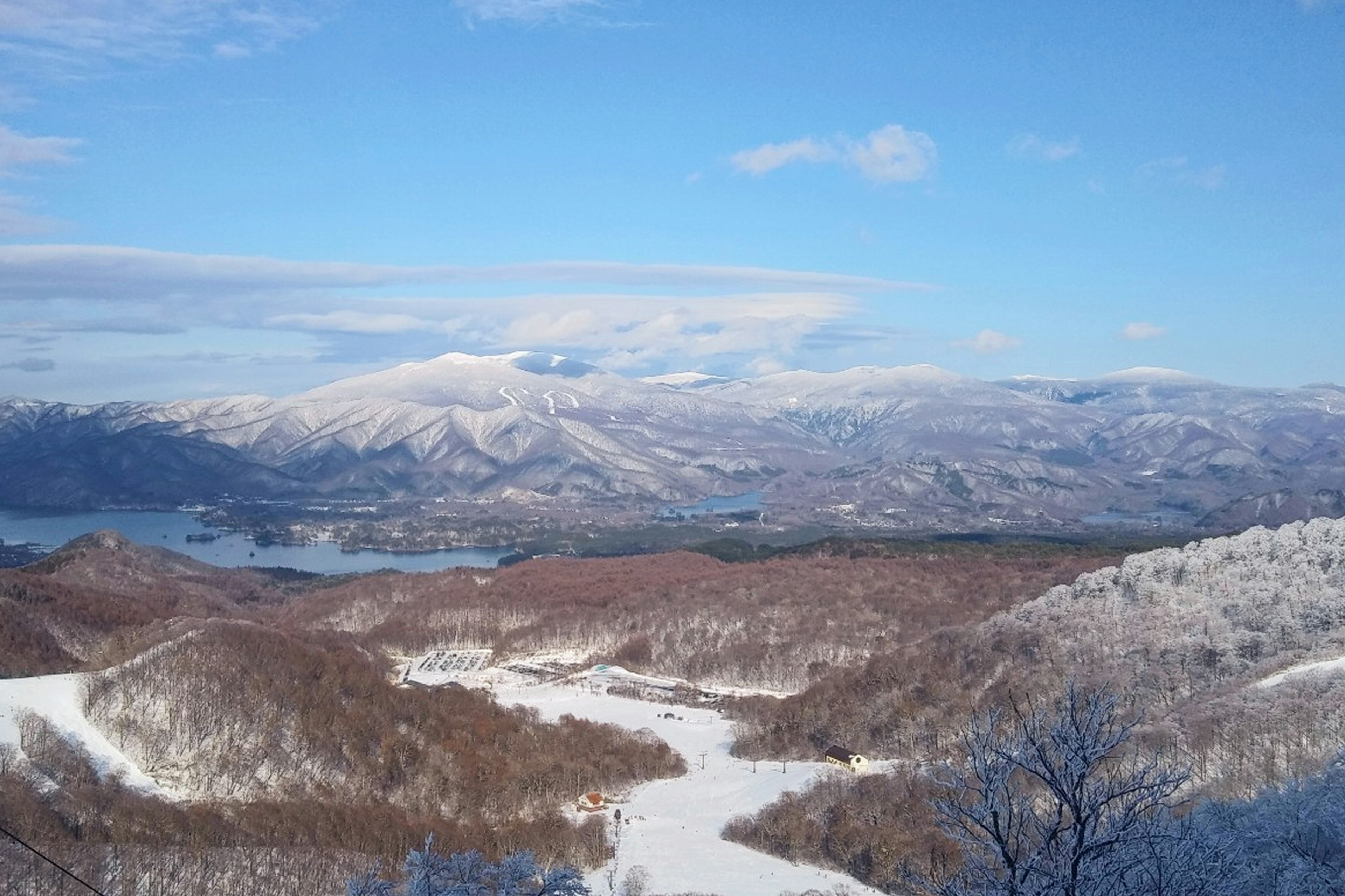 눈으로 덮인 산과 맑은 파란 하늘