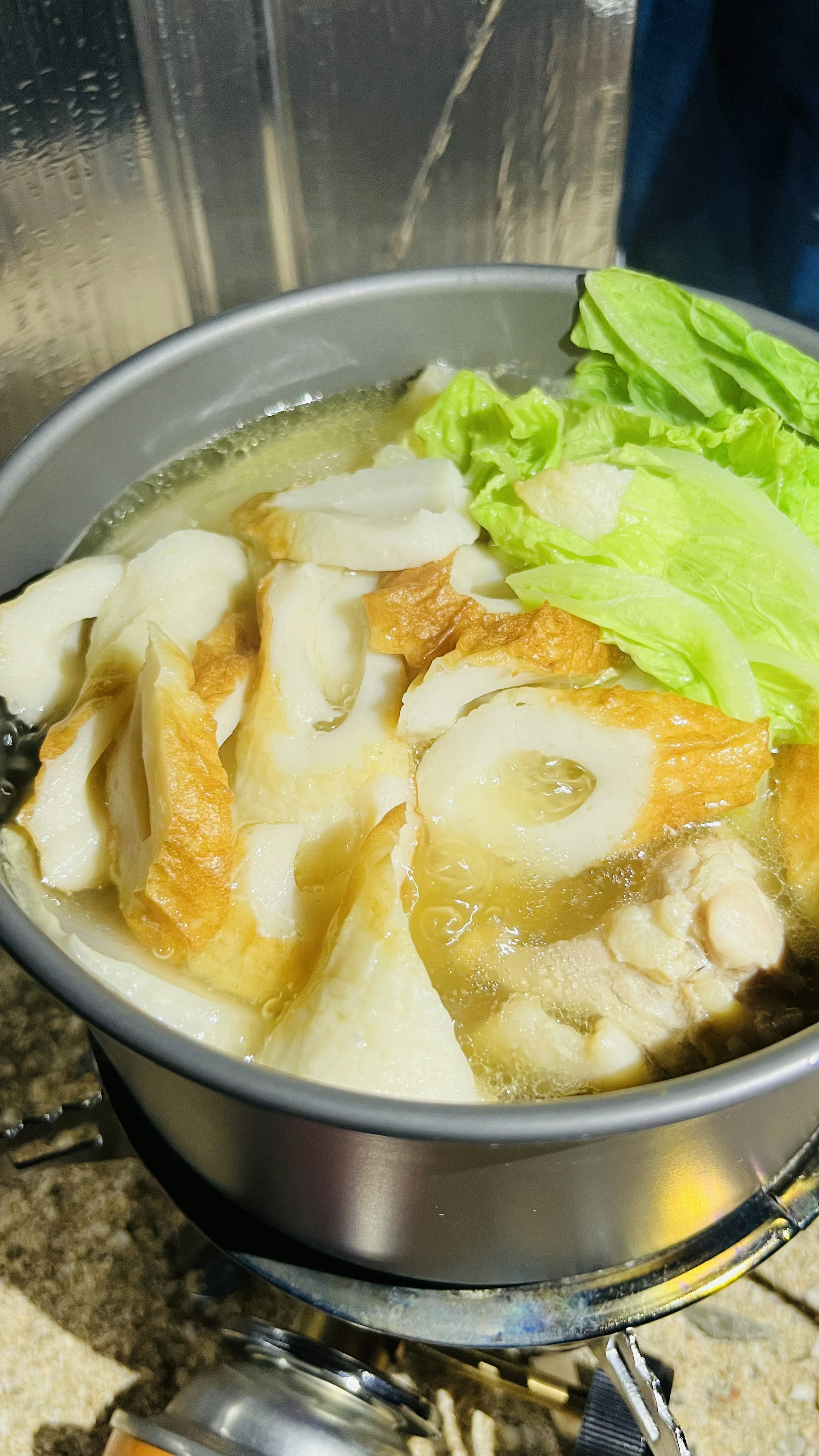 Une casserole de soupe au poulet et aux légumes avec de la laitue