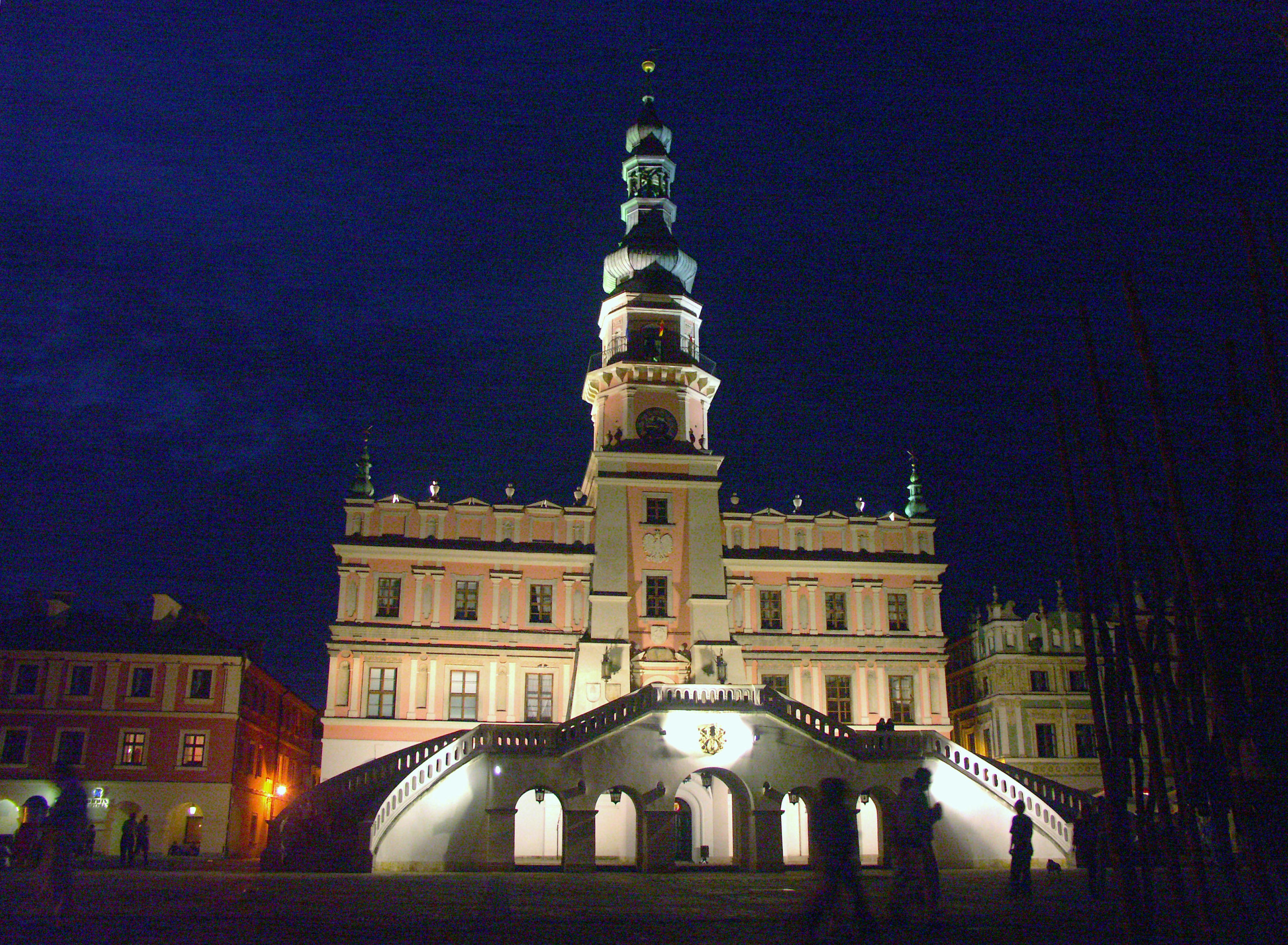 Bellissimo edificio storico illuminato di notte