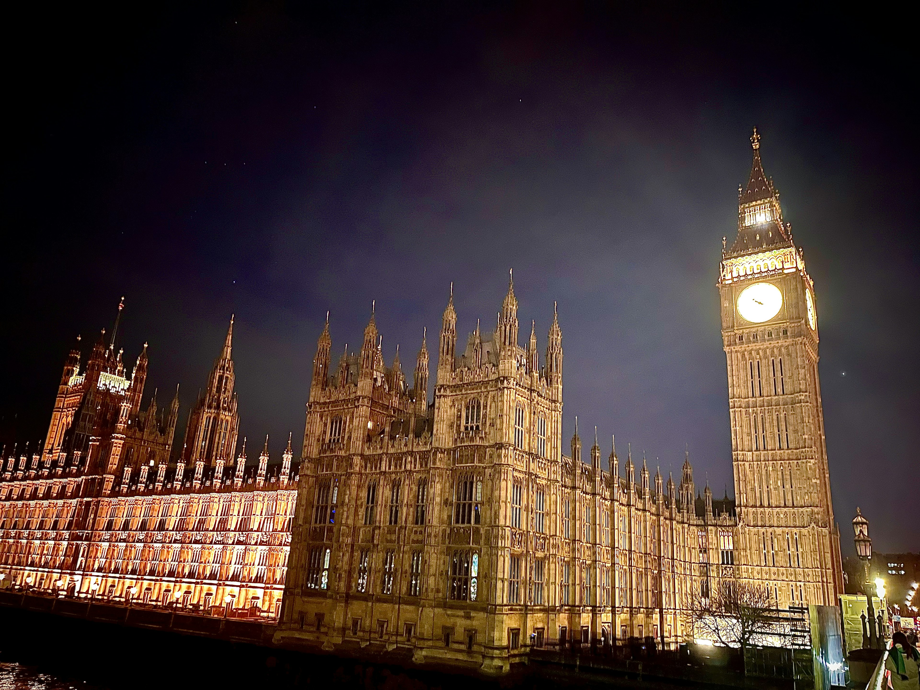 Nachtansicht von London mit Big Ben und dem Parlament, das schöne Architektur und Beleuchtung zeigt