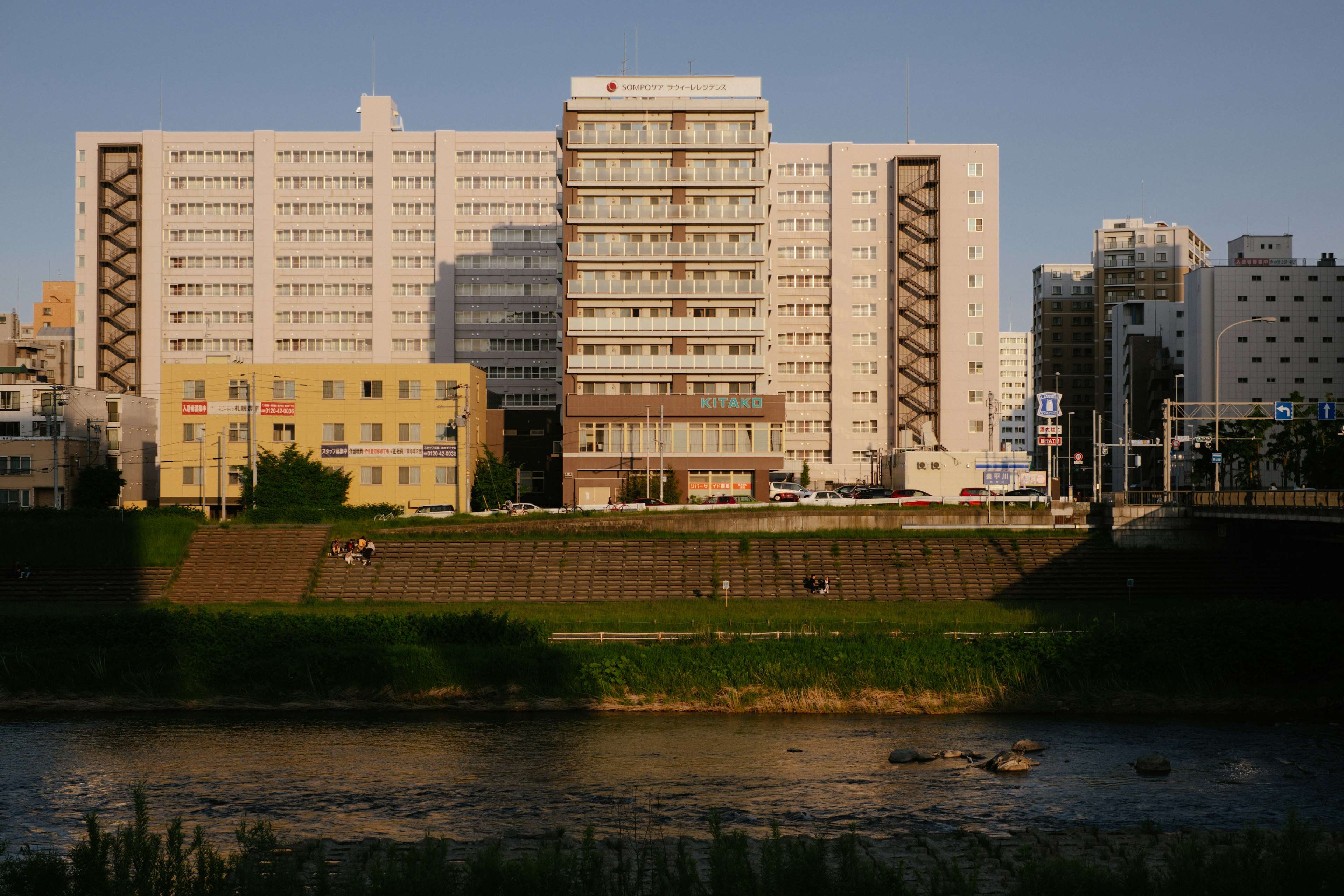 Paisaje urbano con edificios altos a lo largo de un río