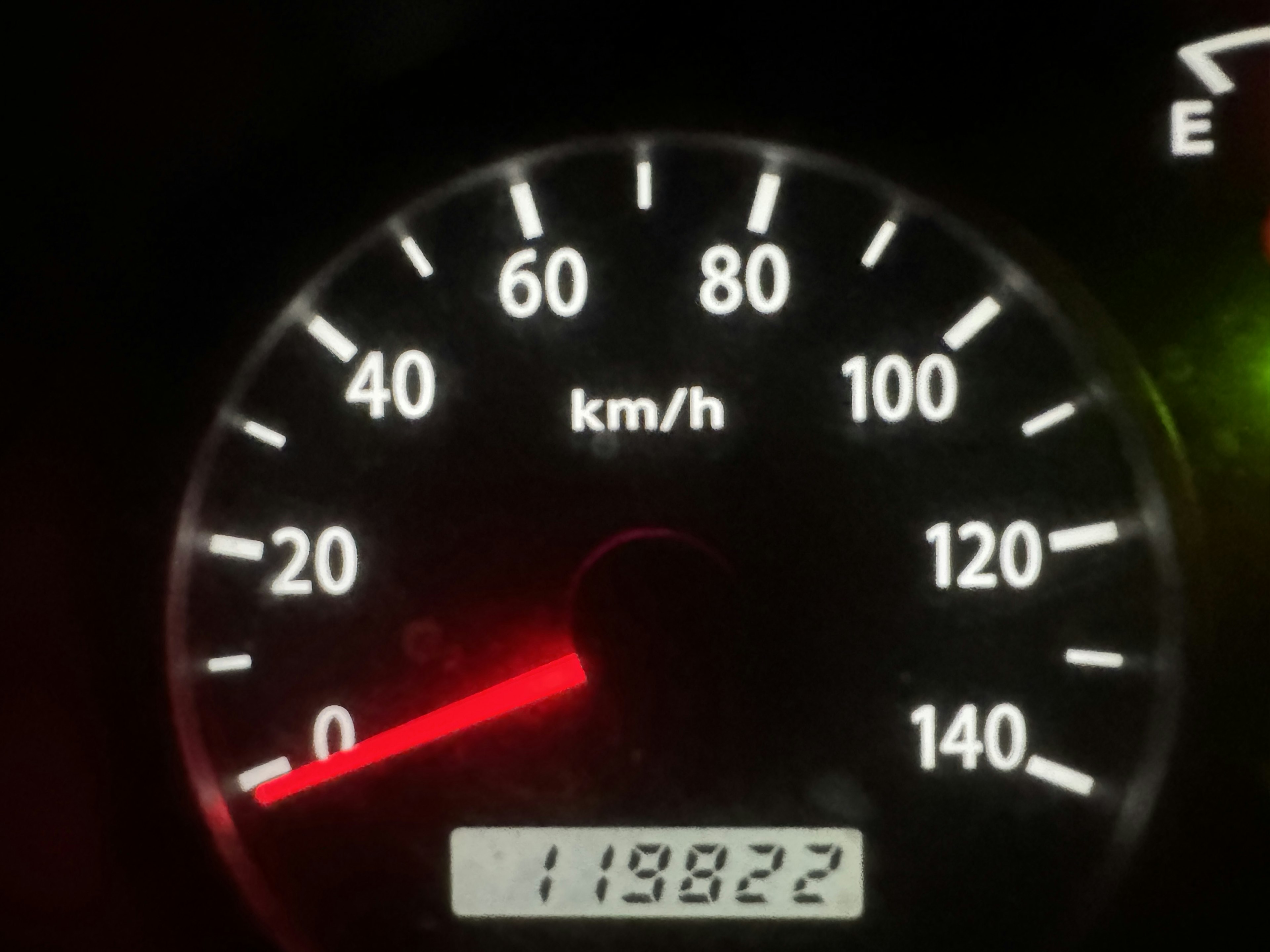 Tampilan speedometer menunjukkan kecepatan dalam km/jam dan pembacaan odometer 119822 kilometer