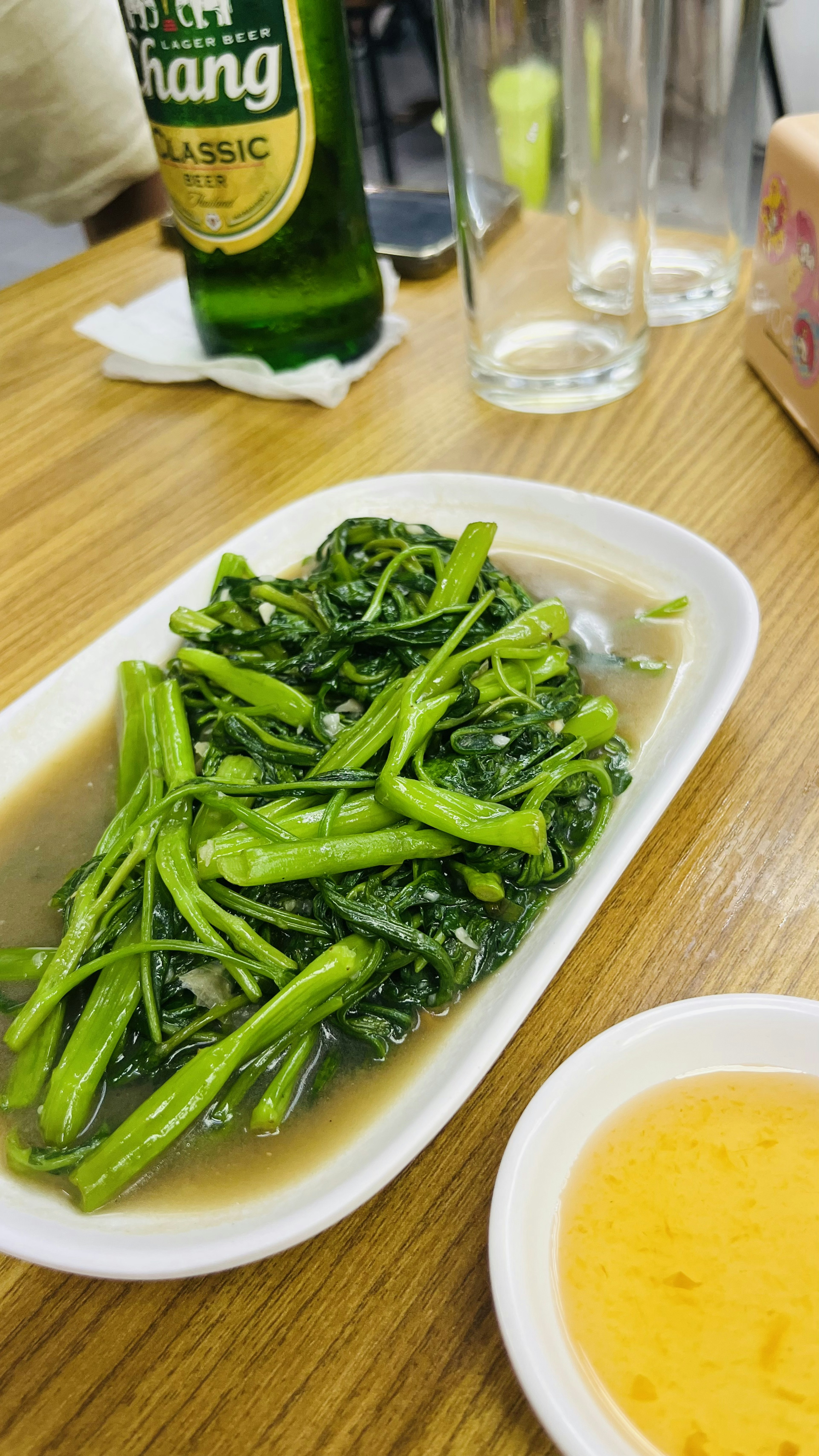 皿に盛られた緑の野菜とソース