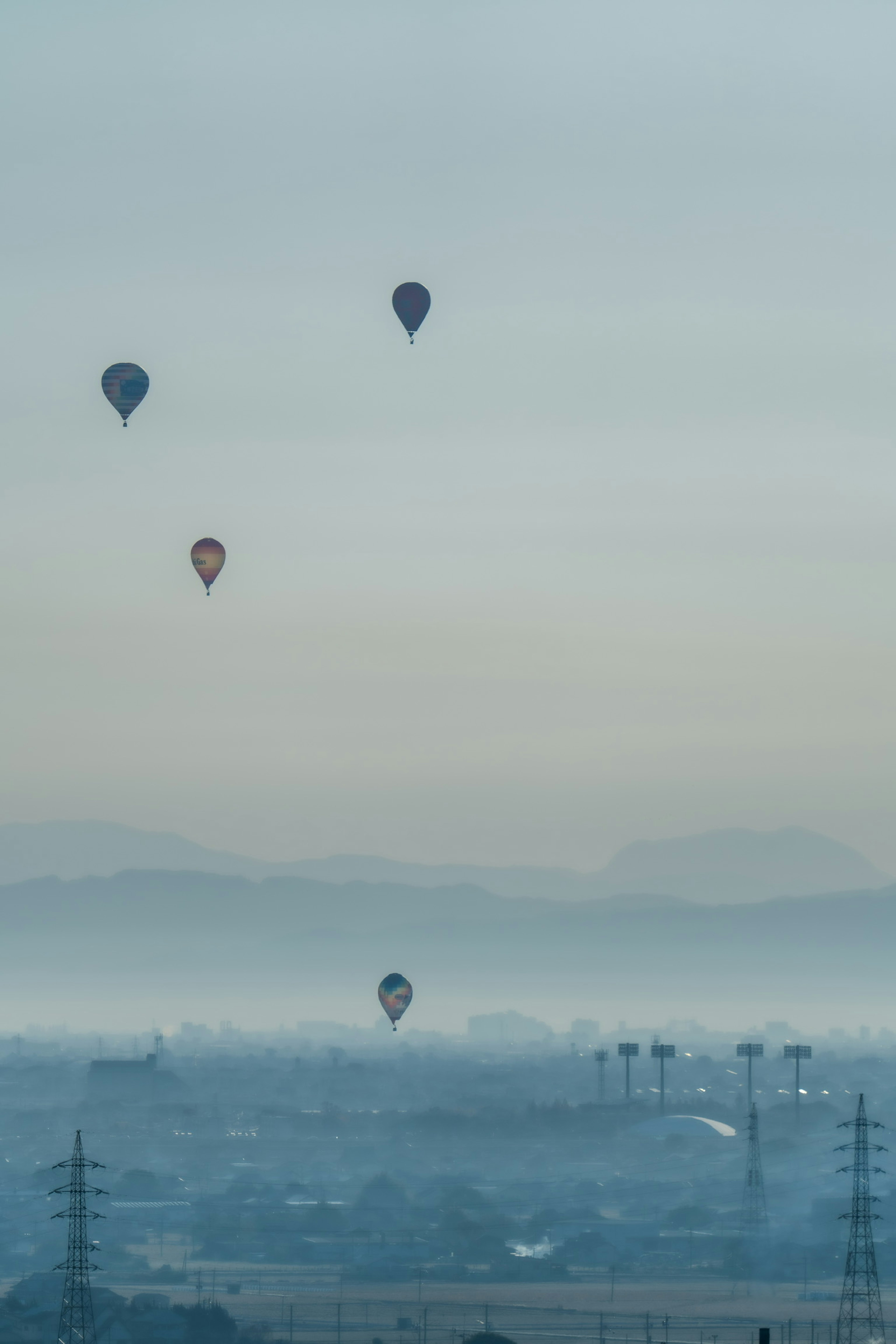 Vista panoramica di mongolfiere che fluttuano nella nebbia