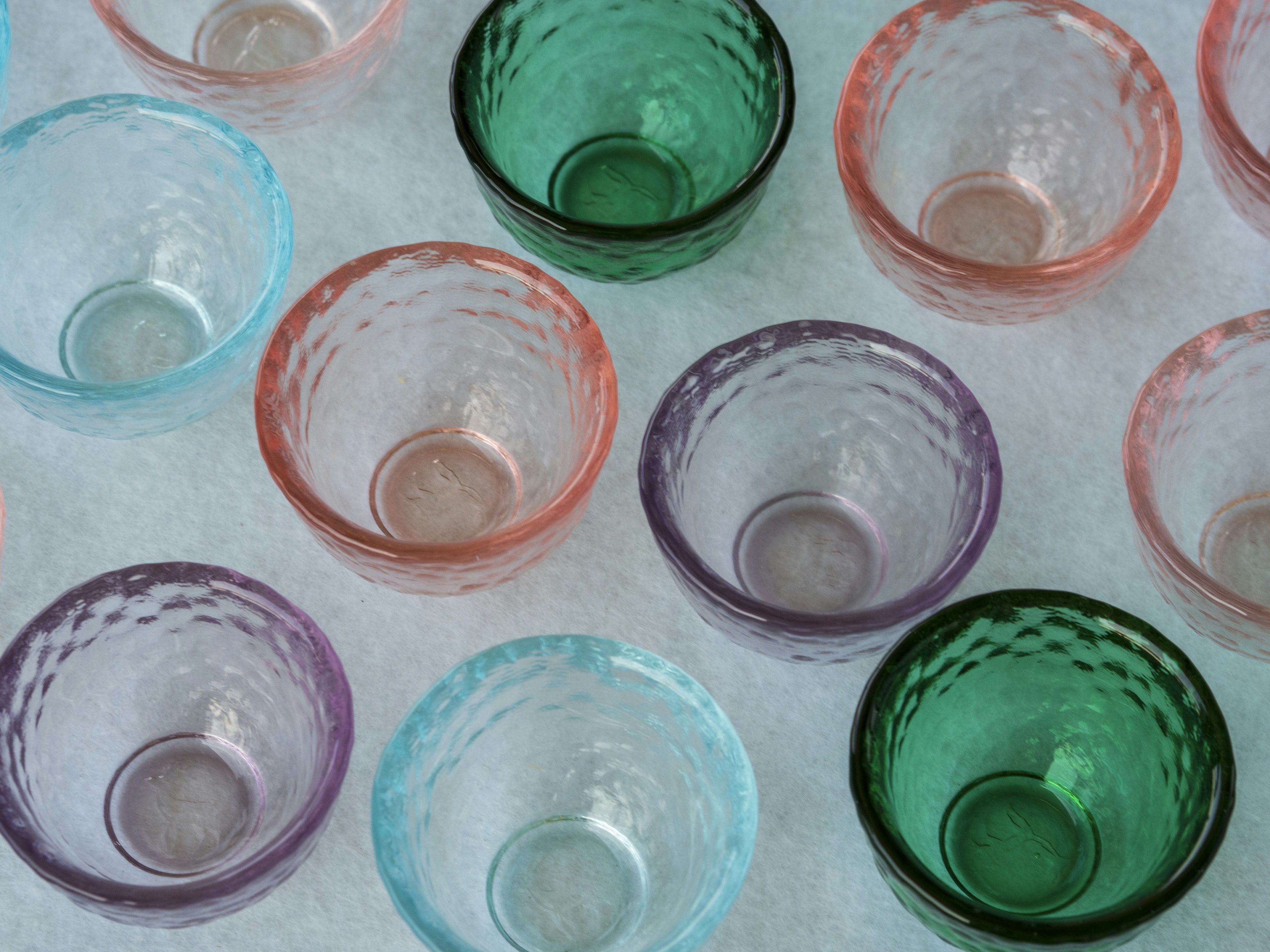 Des bols en verre colorés disposés en motif