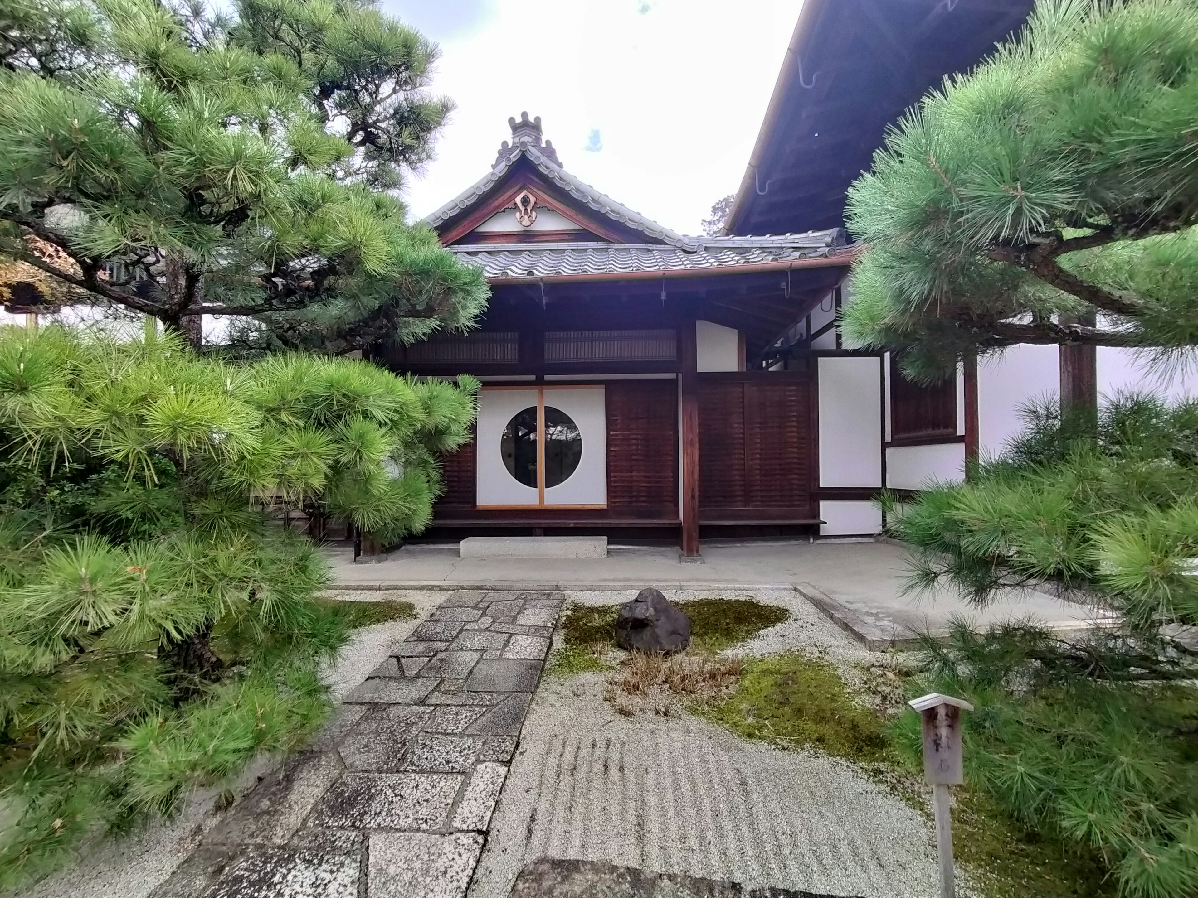 Bâtiment japonais traditionnel avec jardin et chemin en pierre