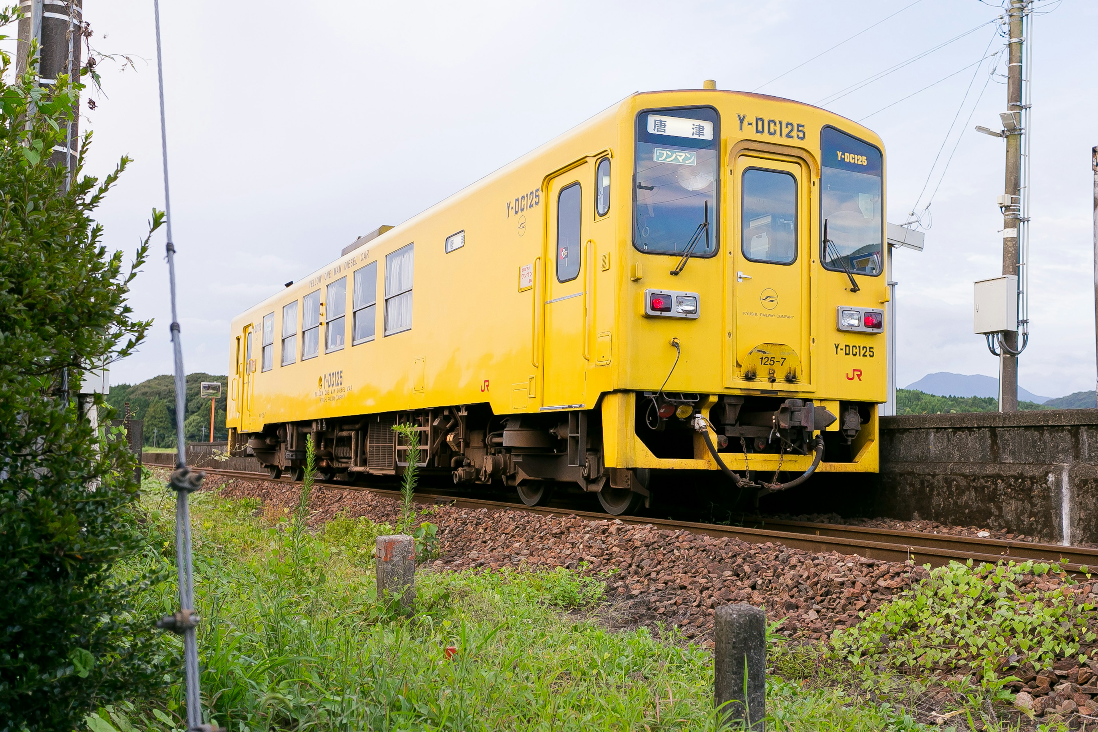 一列黃色火車在軌道上行駛