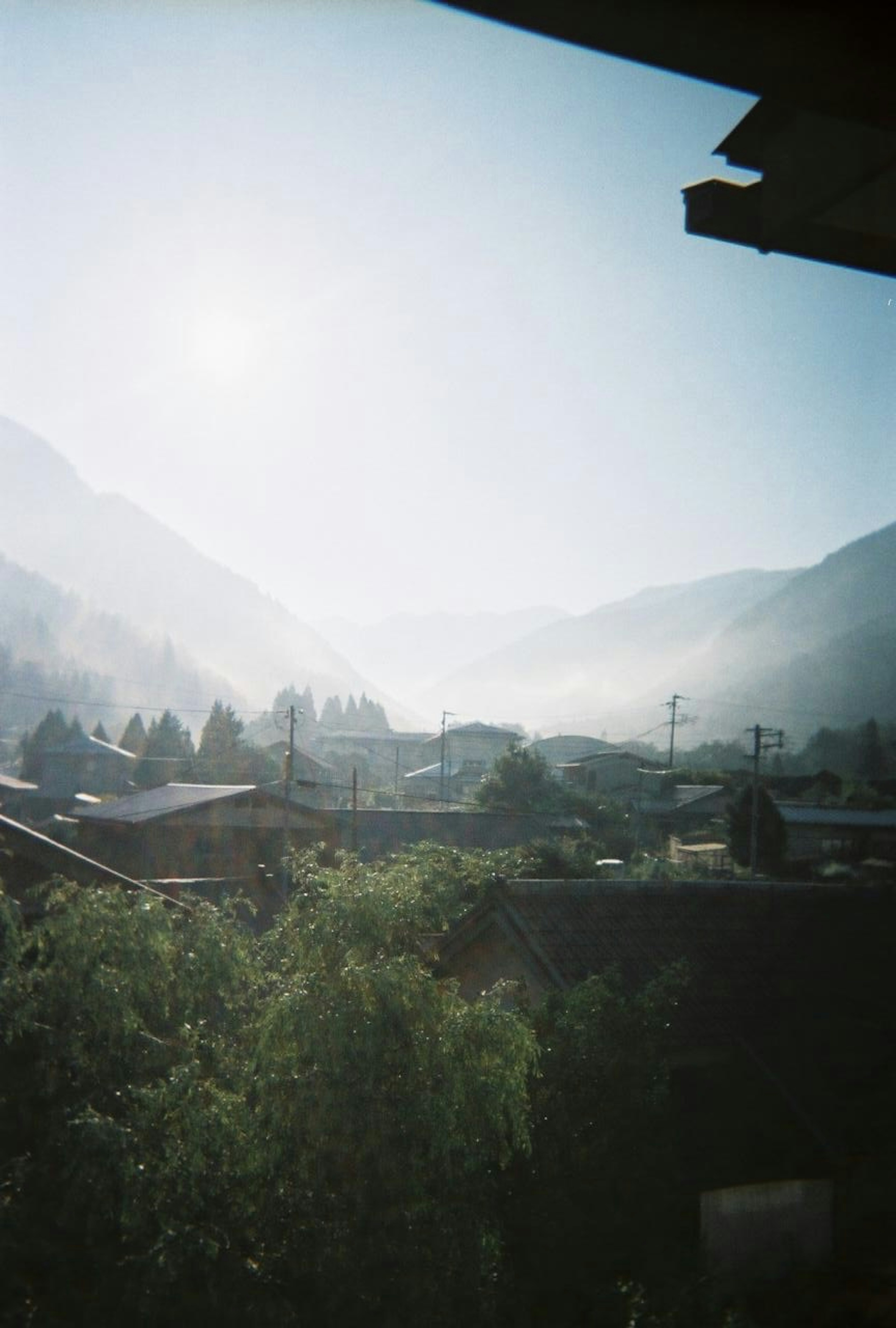 山々の間に広がる霧と日差しの風景