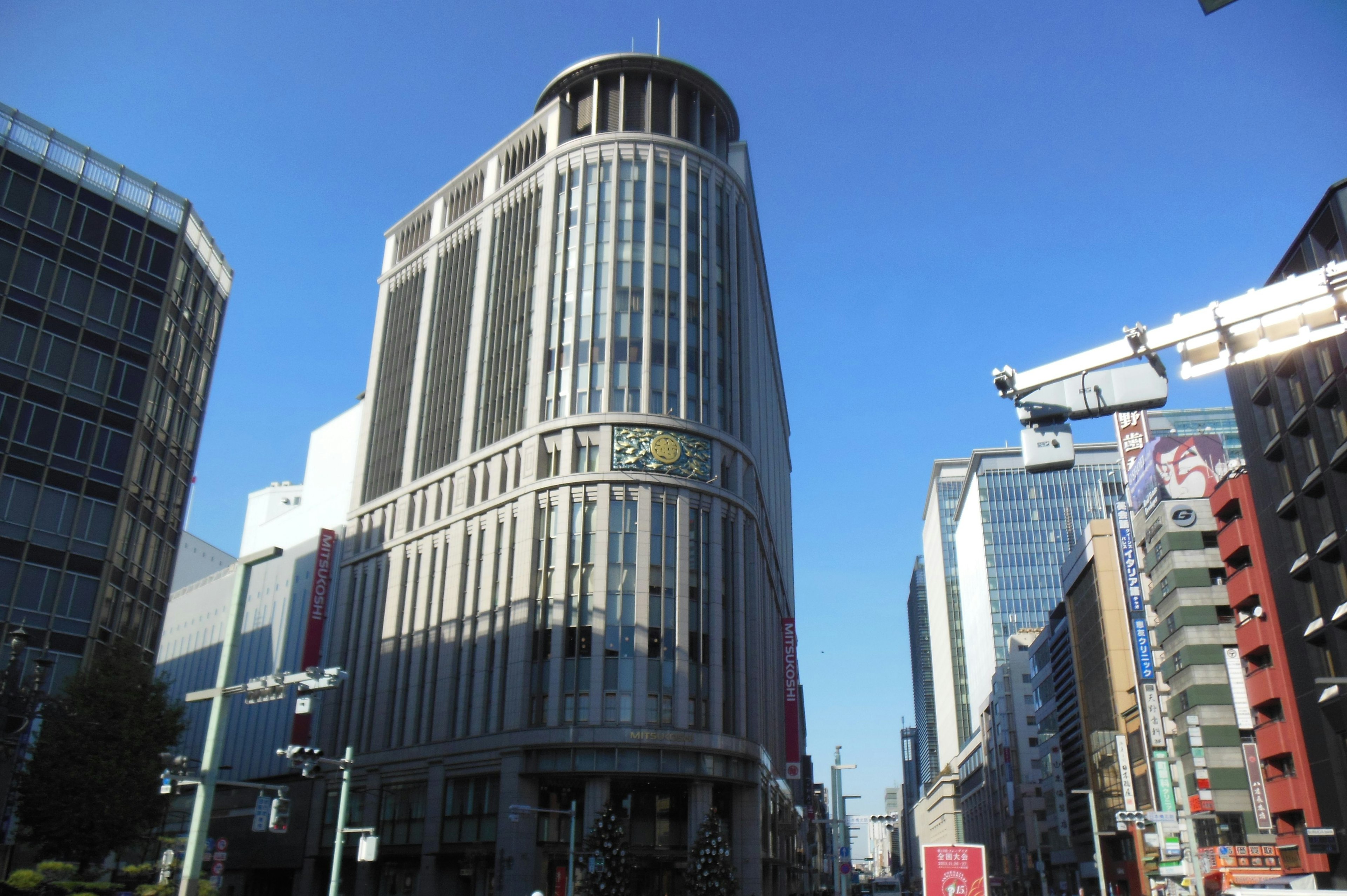 高層ビルと青空の都市風景