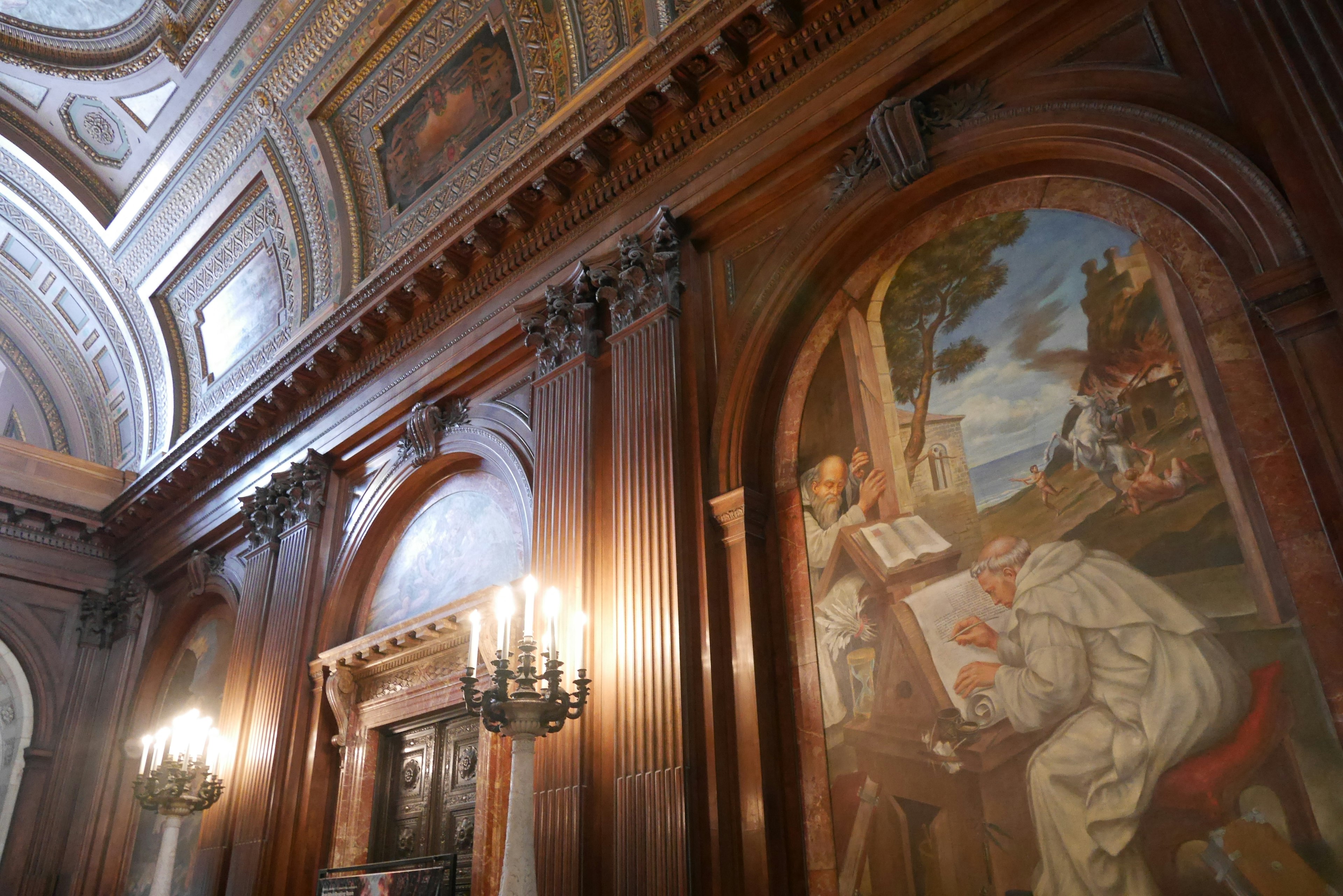 Stanza elegante con pareti in legno e lampadari ornati con un murale dipinto