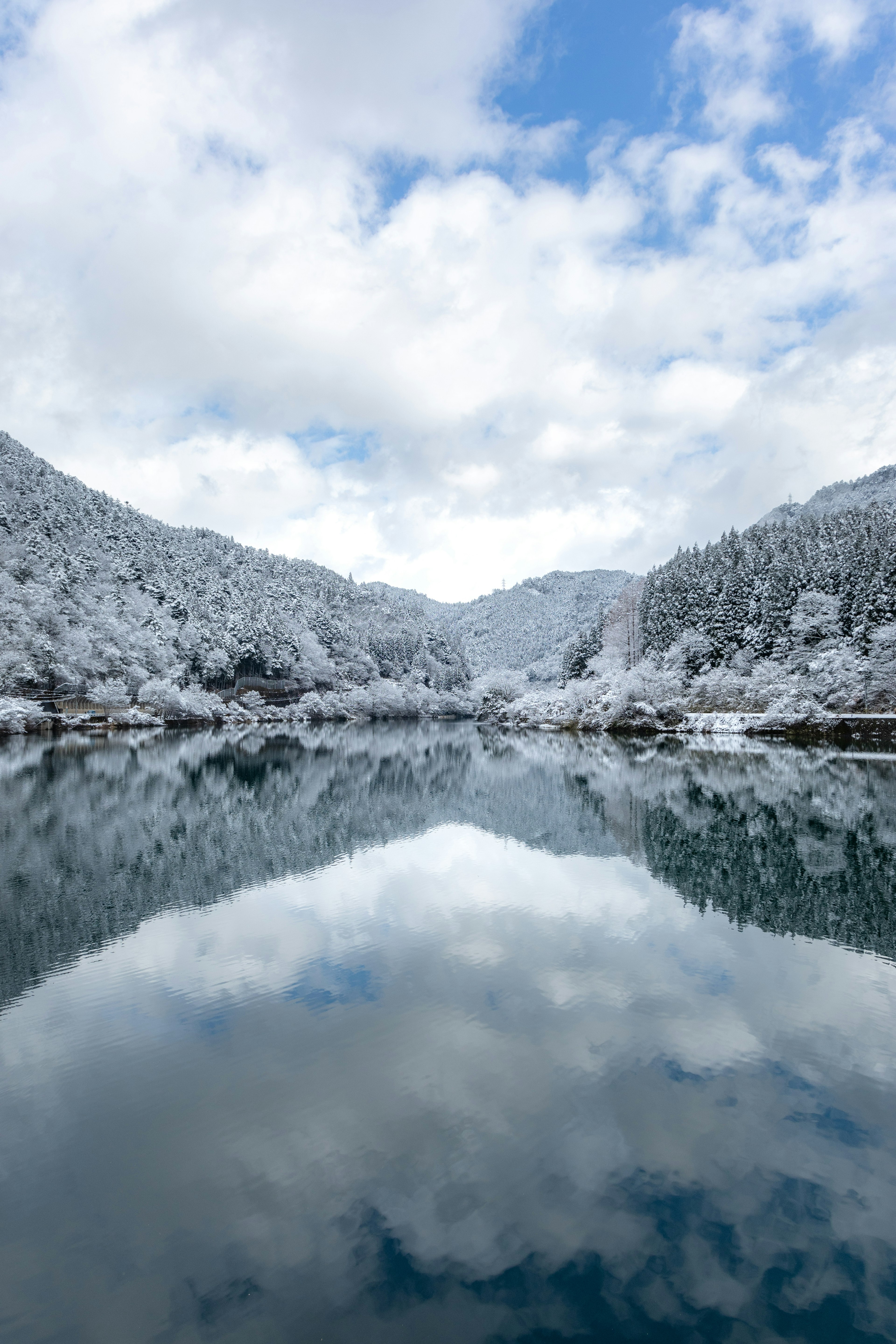 ทิวทัศน์ที่สวยงามของภูเขาที่ปกคลุมด้วยหิมะและทะเลสาบ