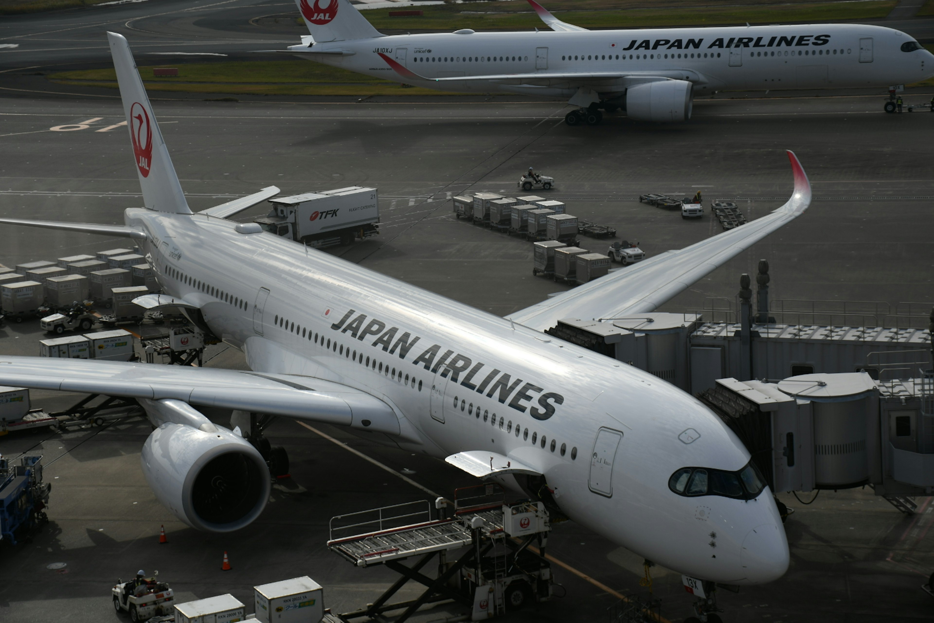 Avión de Japan Airlines estacionado en una puerta de aeropuerto