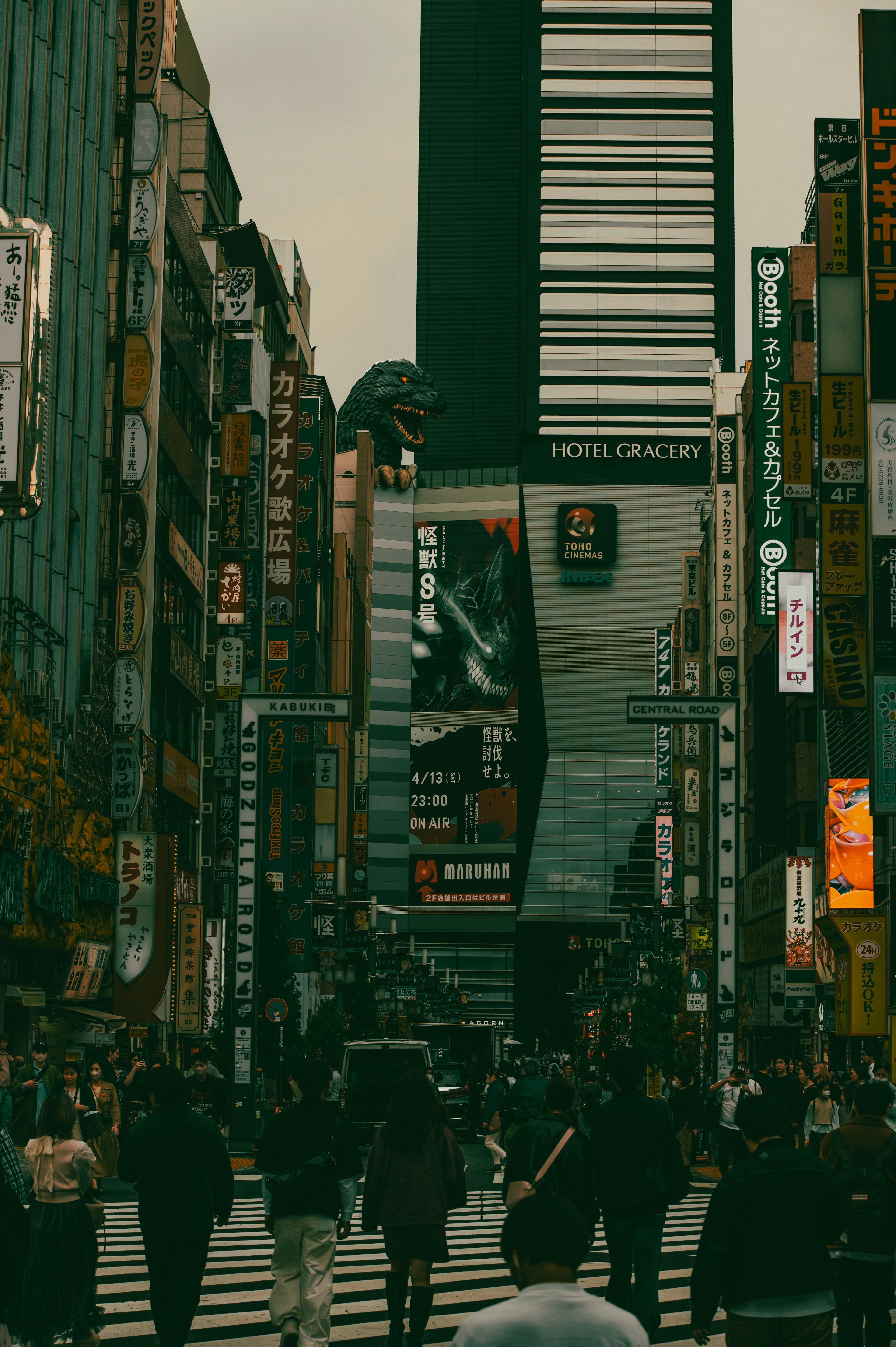 繁忙的城市街道上人们过马路，背景是高耸的建筑