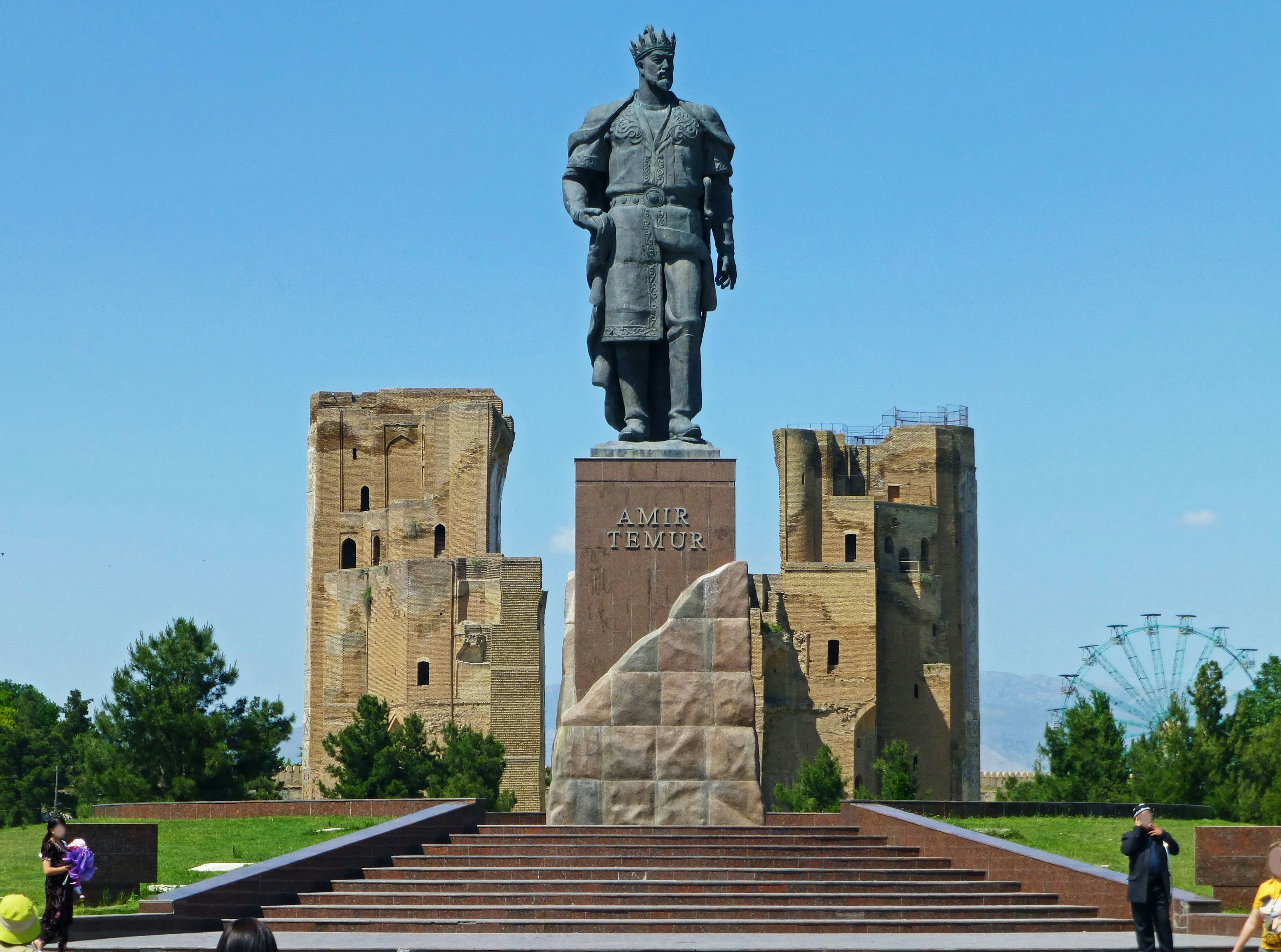 Monumento con una grande statua e rovine storiche