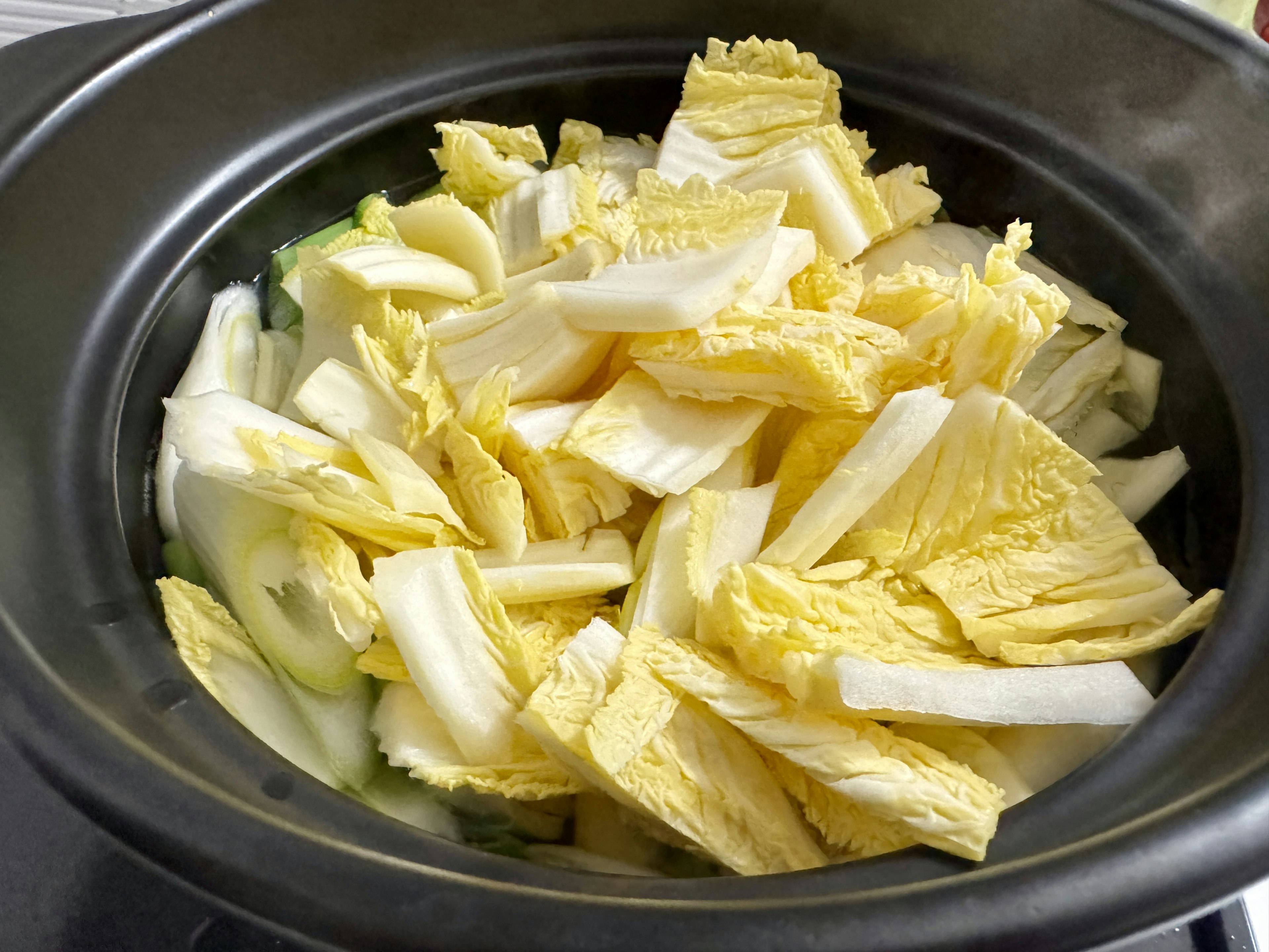 Chou chinois et chou ordinaire hachés dans une casserole