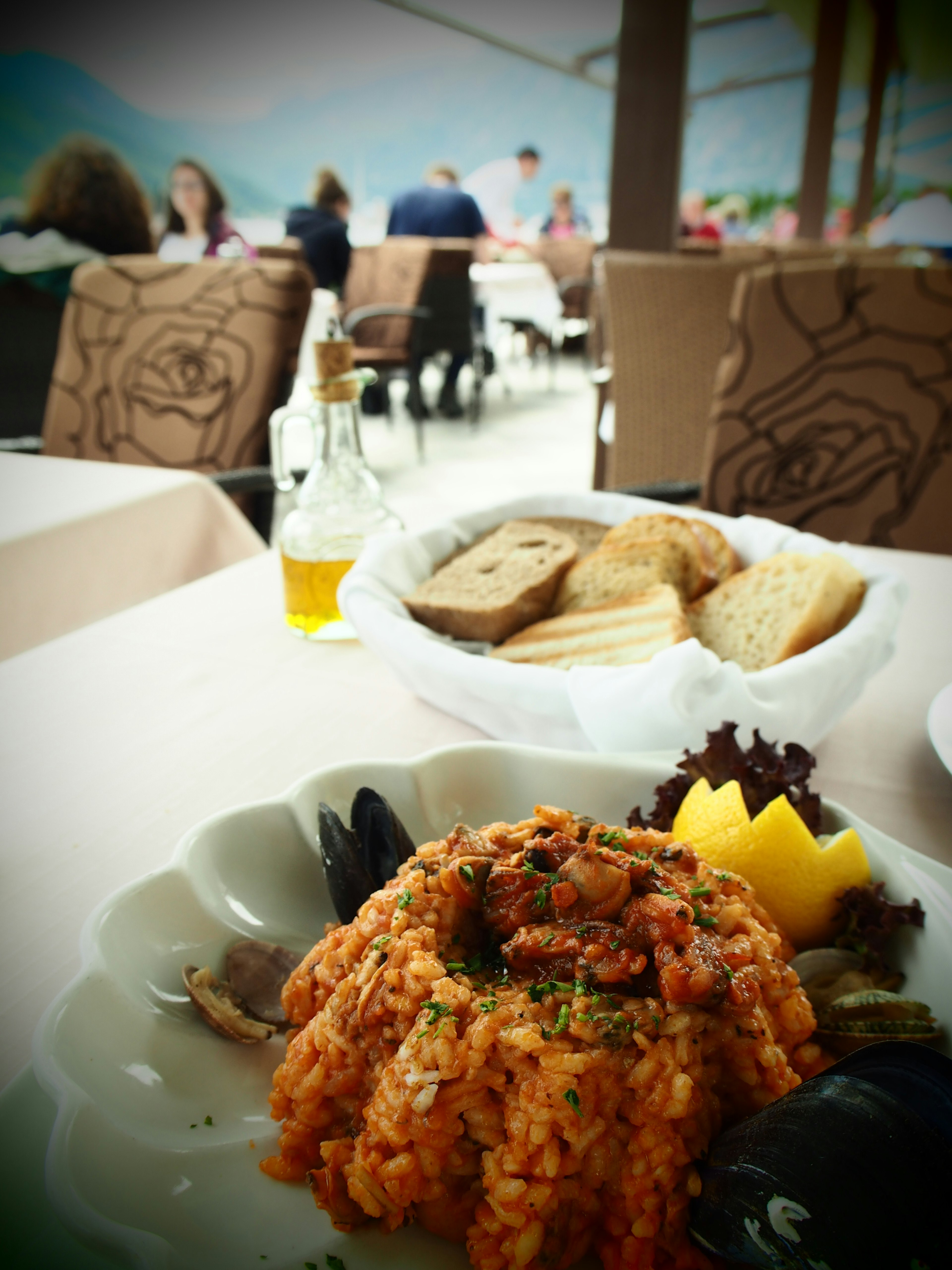 Piring risotto dengan roti disajikan di restoran yang indah