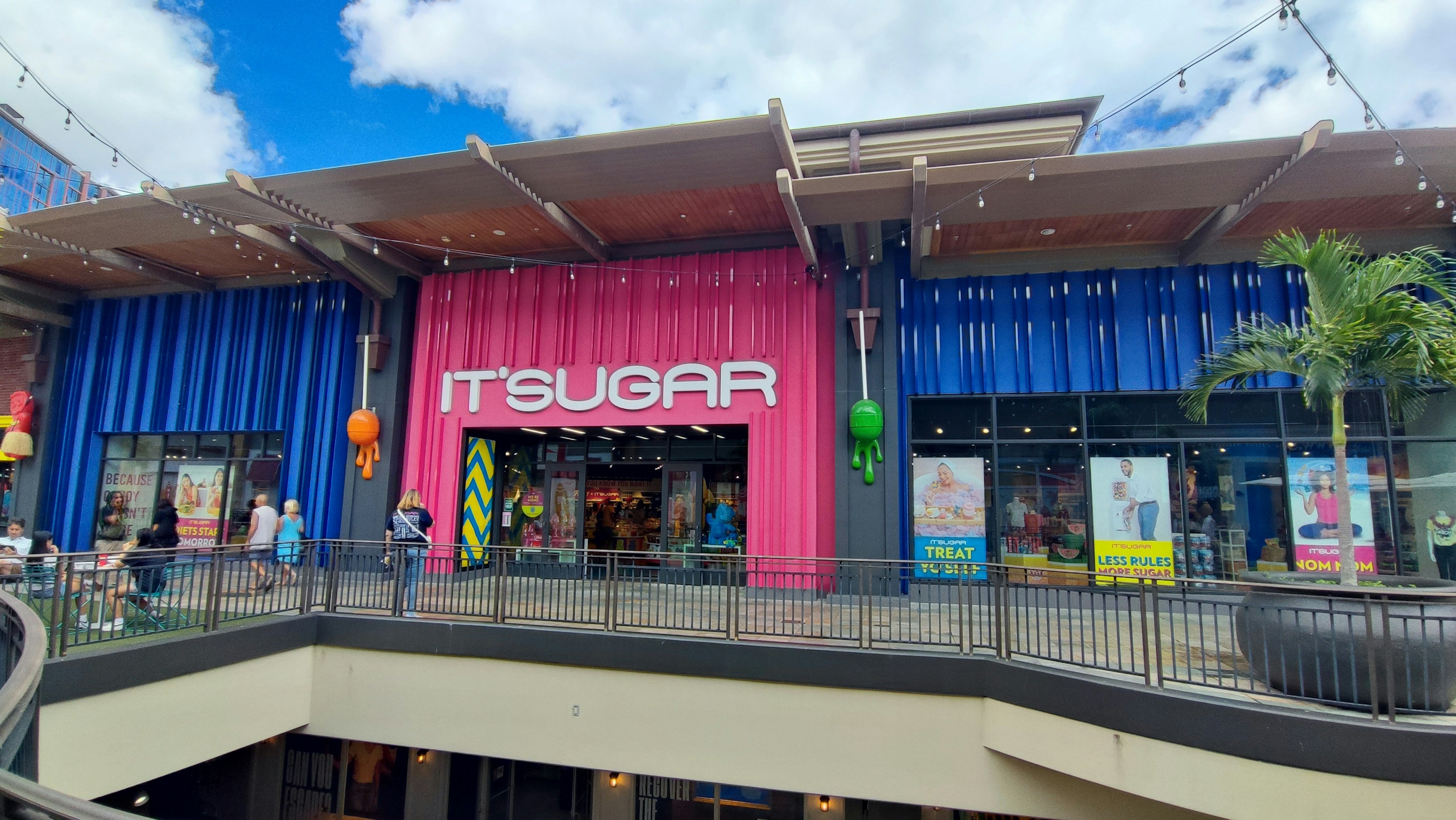 ภายนอกที่มีสีสันของร้าน IT'SUGAR ในห้างสรรพสินค้า