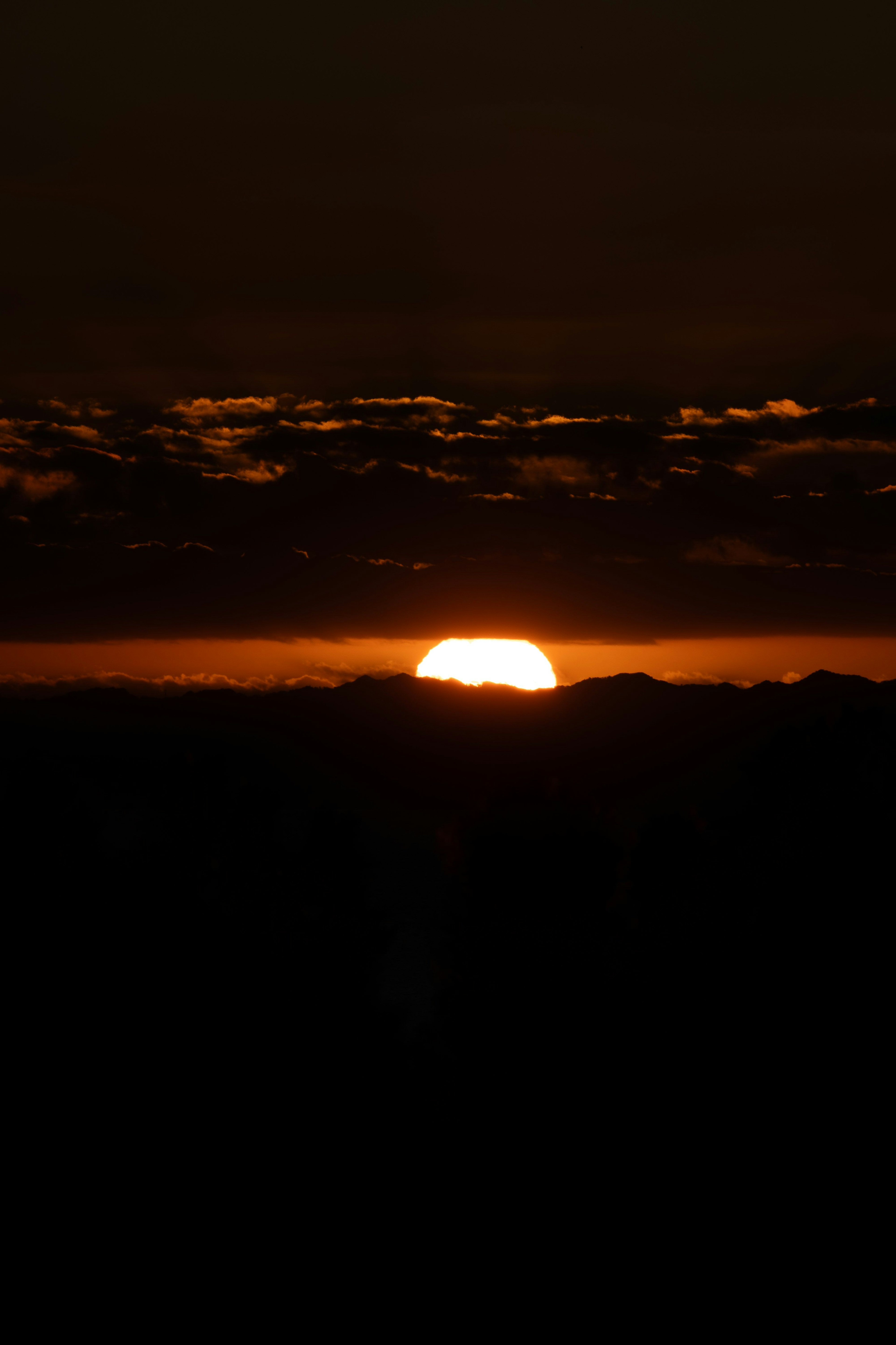 夕日が山の向こうに沈む美しい風景