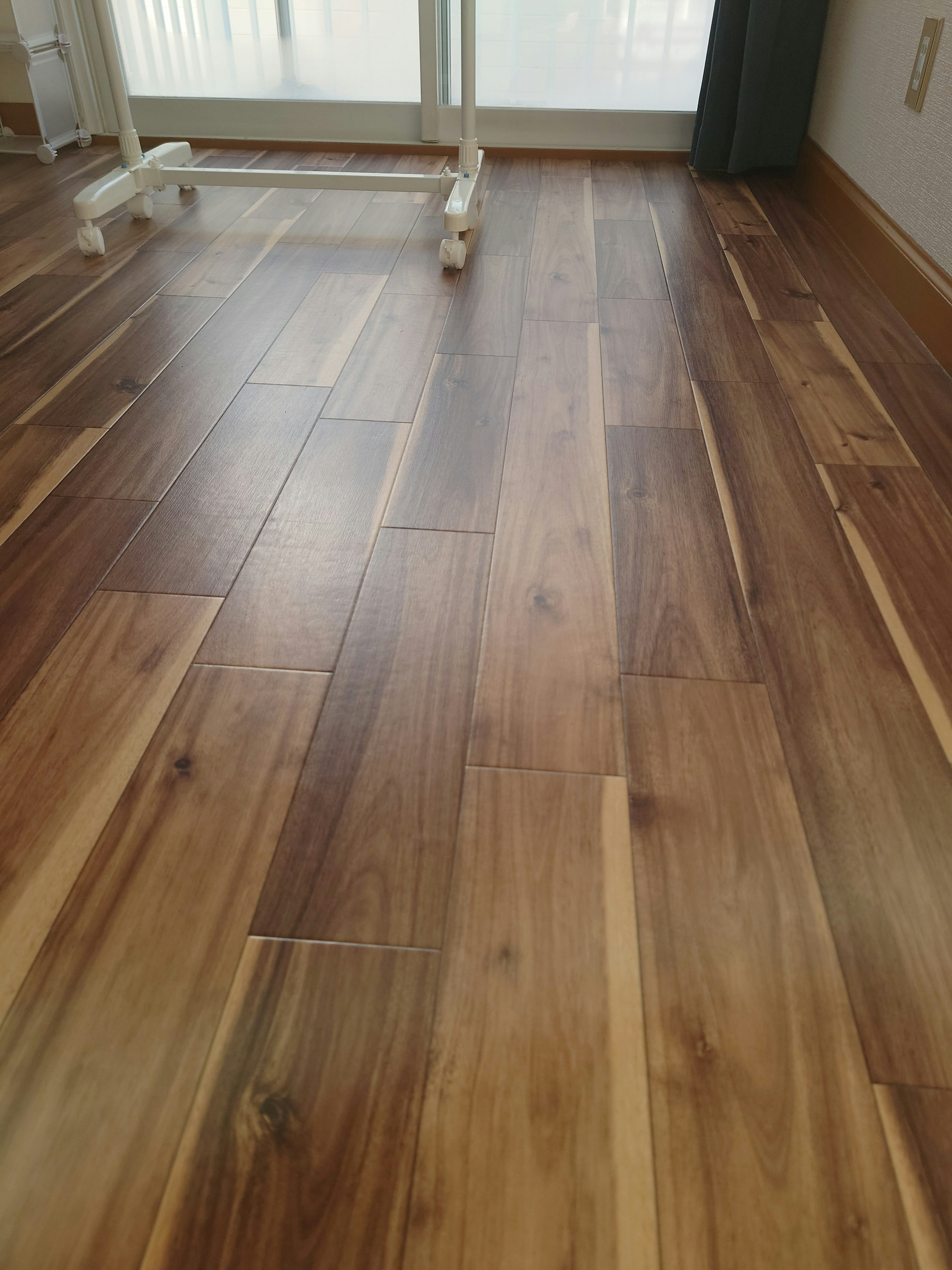 Chambre avec un sol en bois présentant de beaux motifs de grain