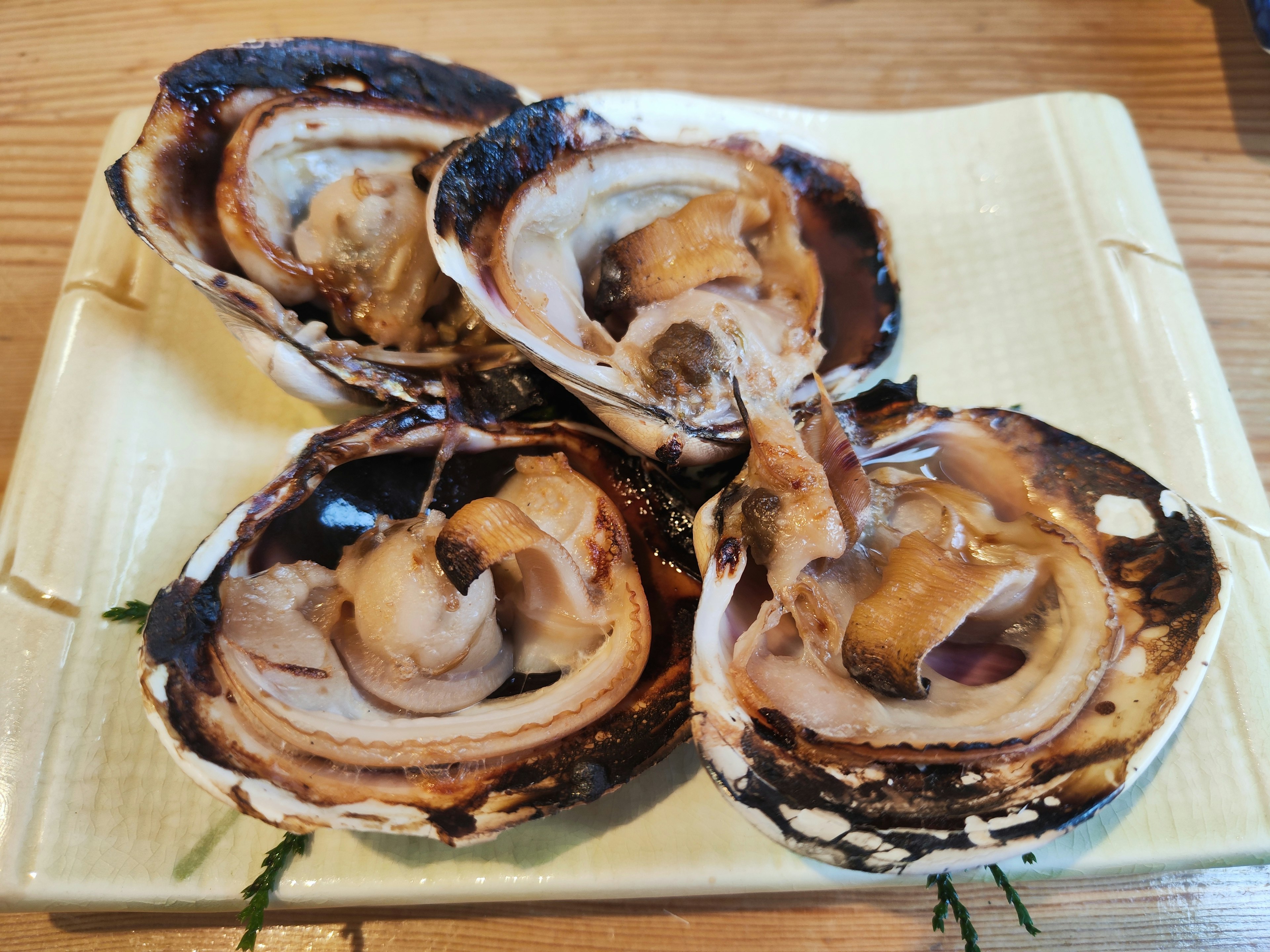 Mariscos a la parrilla dispuestos en un plato