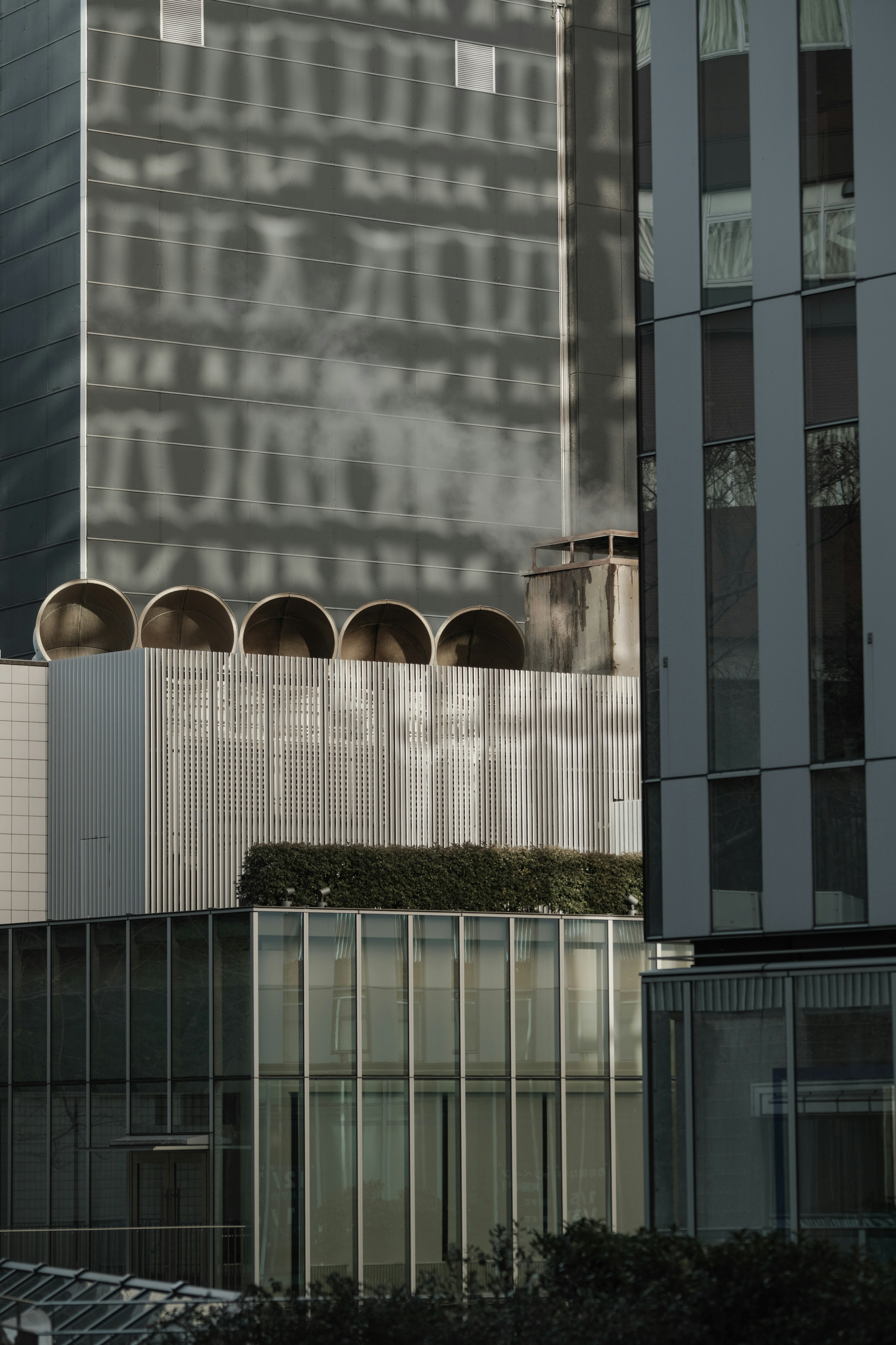 Lichtreflexion an einer Gebäudeaußenwand mit modernen architektonischen Details