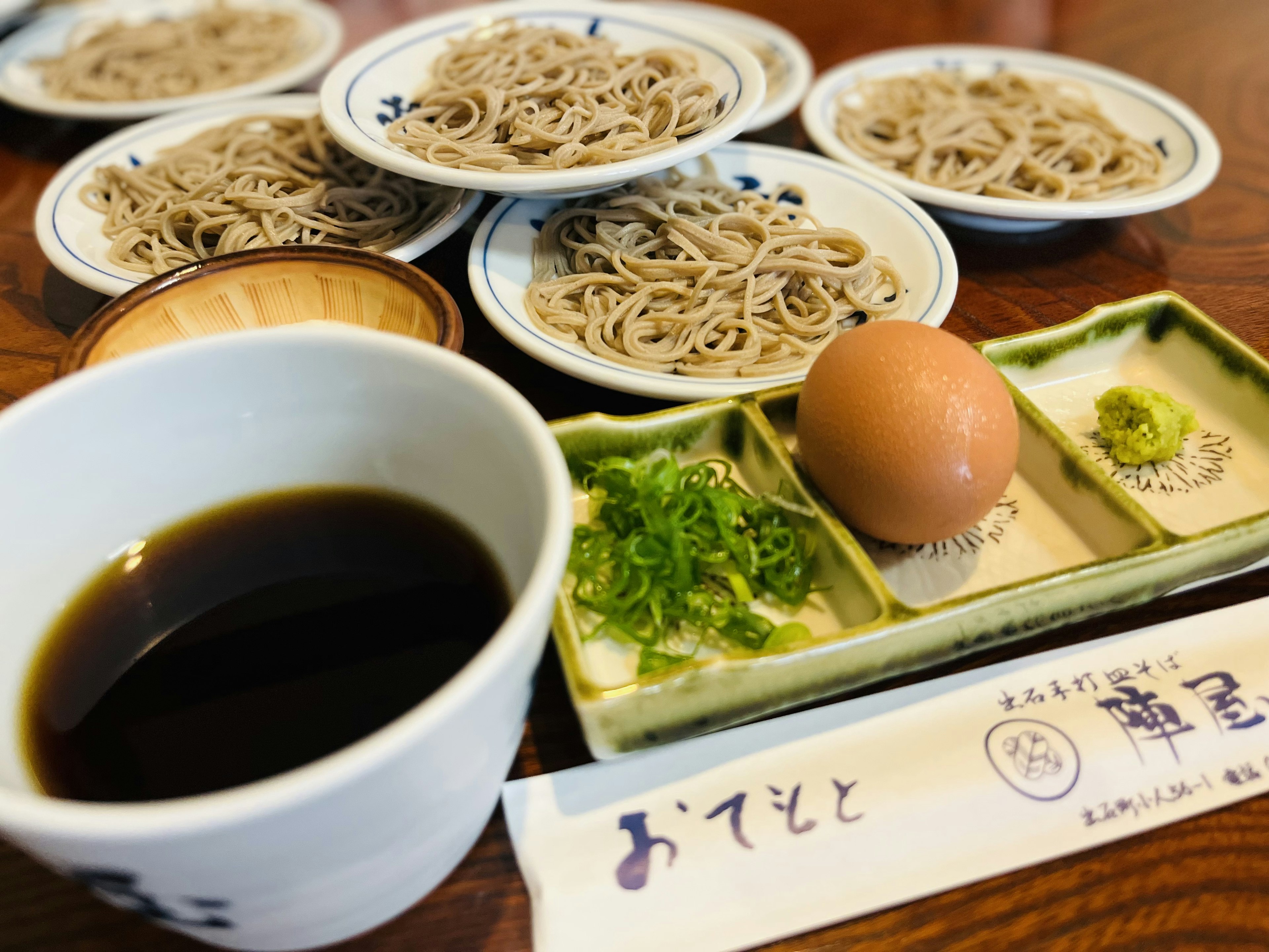 Noodles soba giapponesi serviti con uovo e condimenti