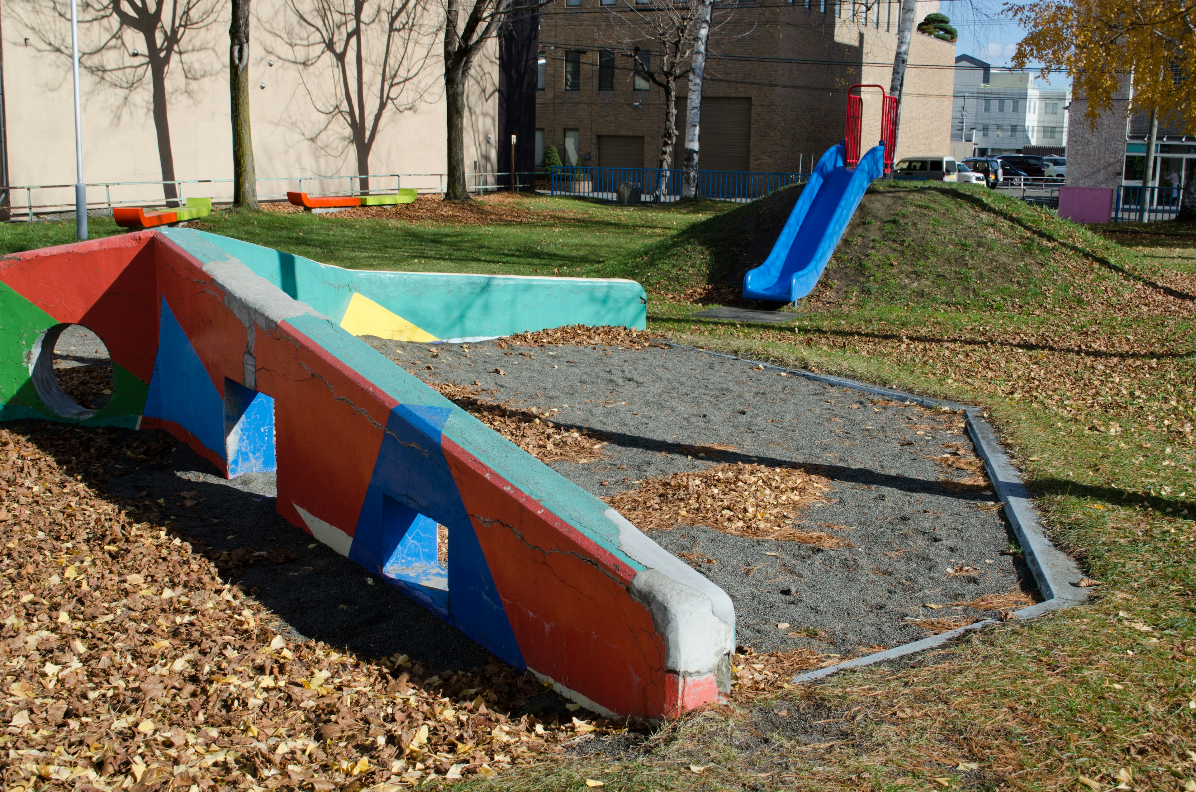 Bunte Spielgeräte mit Rutschen in einem Park