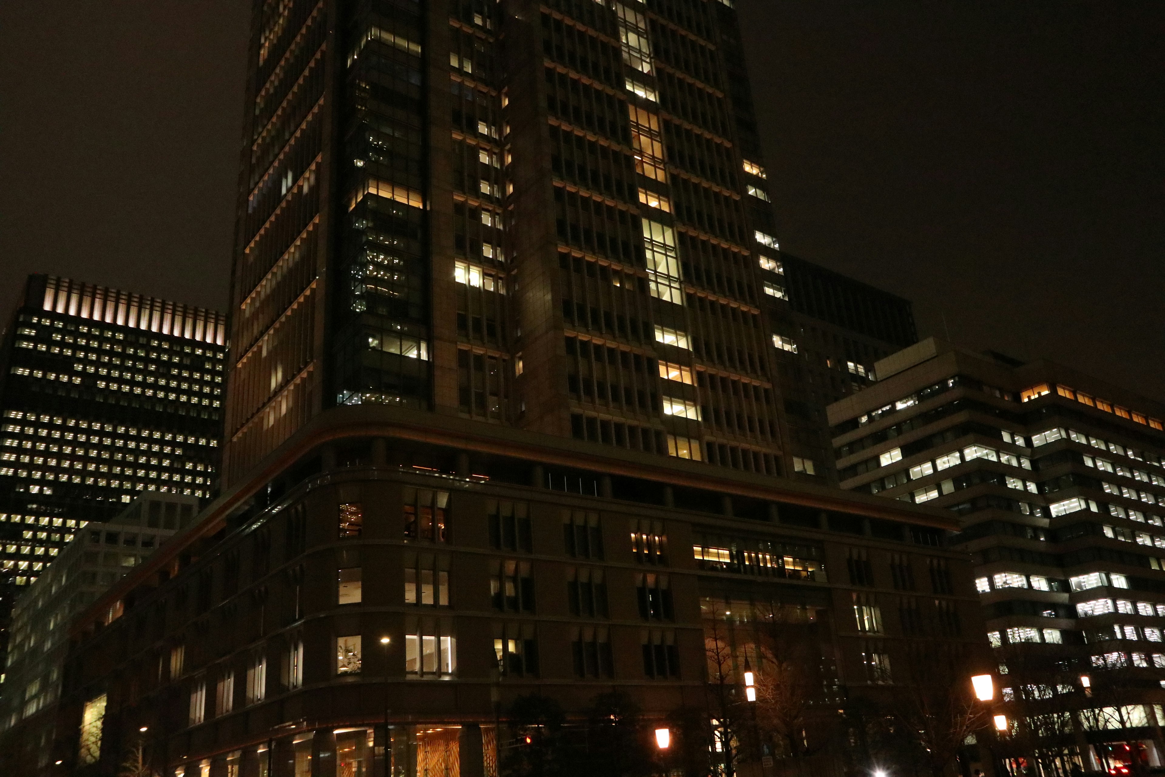 Paisaje urbano con rascacielos iluminados de noche