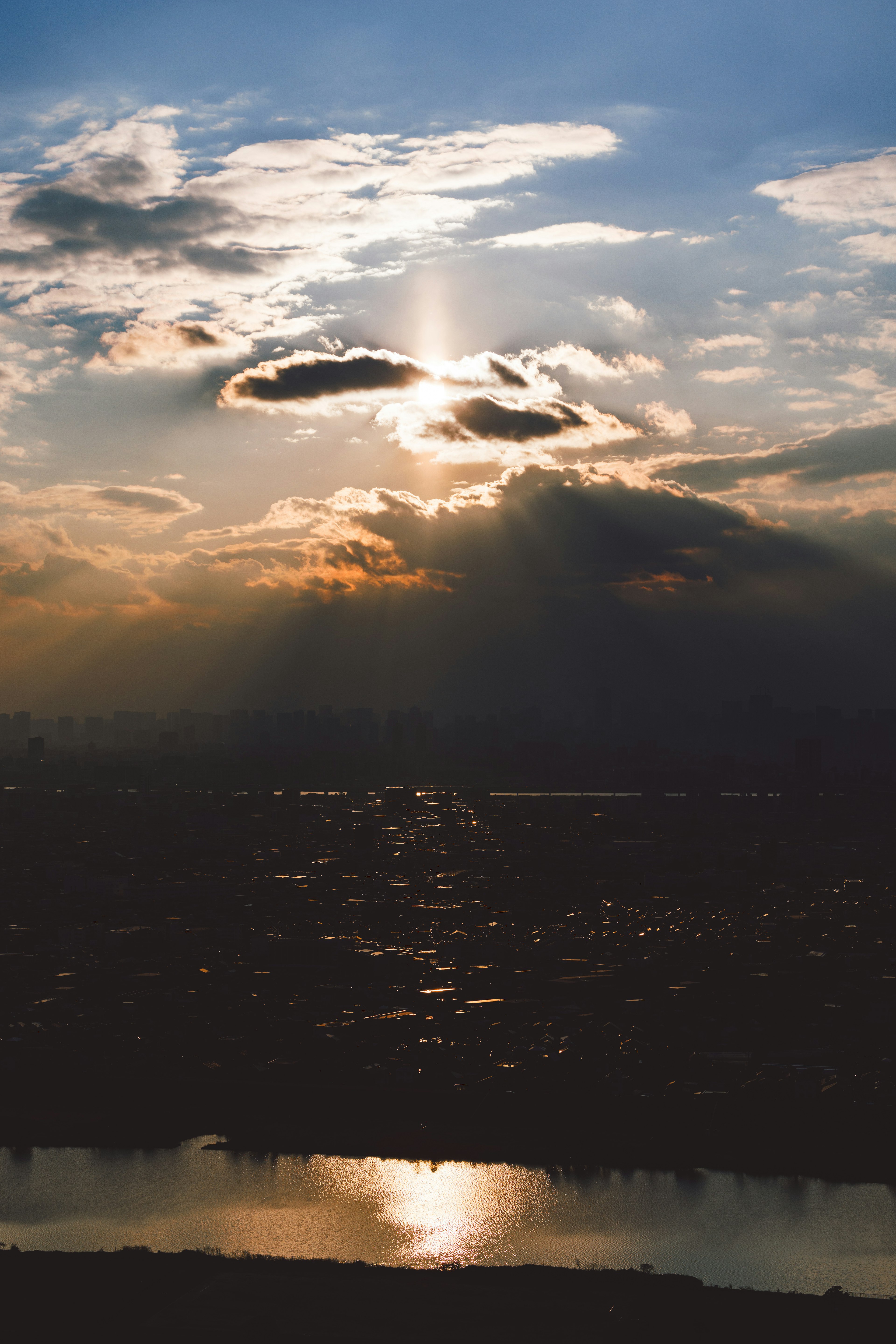 Paysage magnifique avec la lumière du soleil perçant à travers les nuages au coucher du soleil