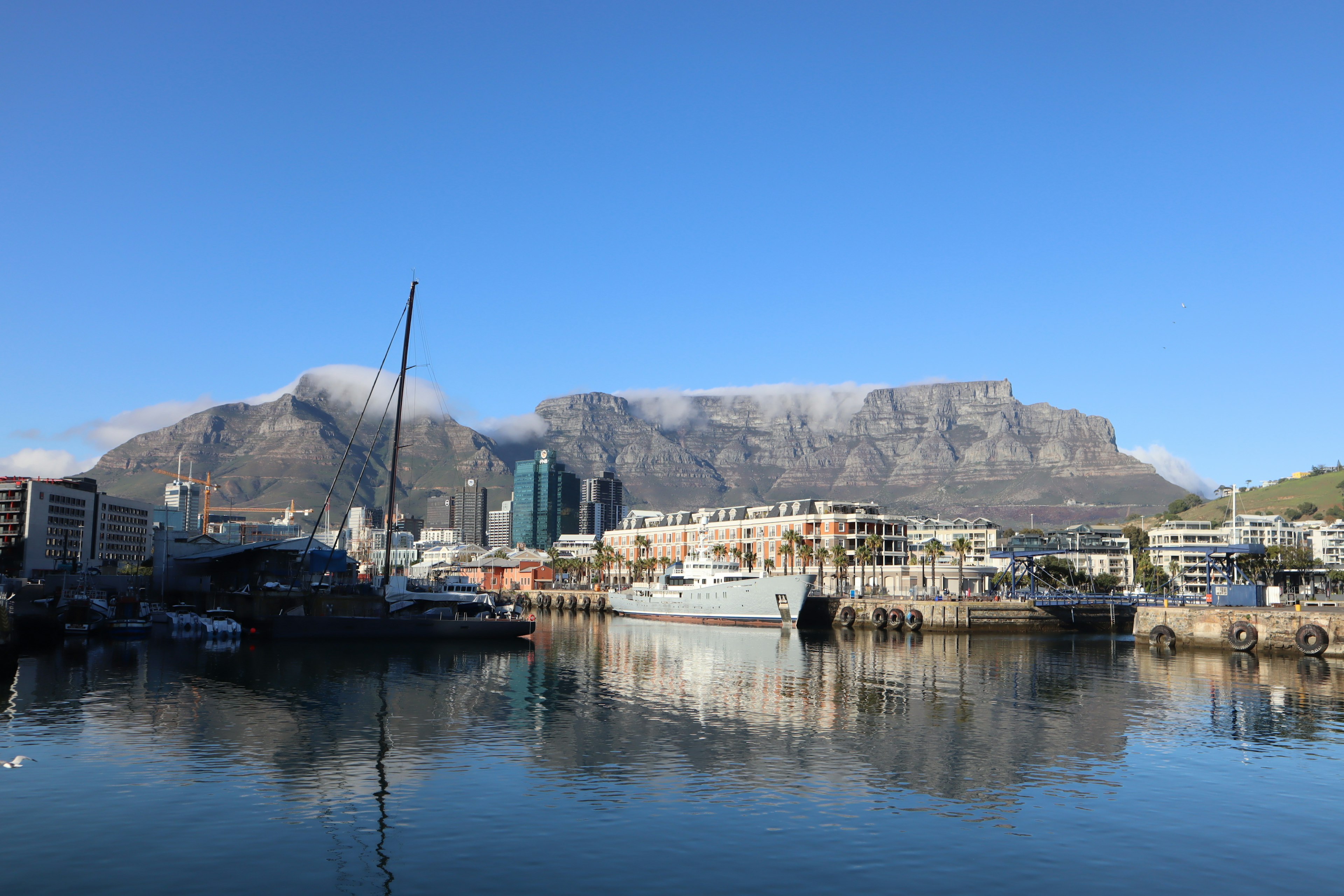 Blick auf den Tafelberg und den Hafen klarer blauer Himmel und ruhiges Wasser