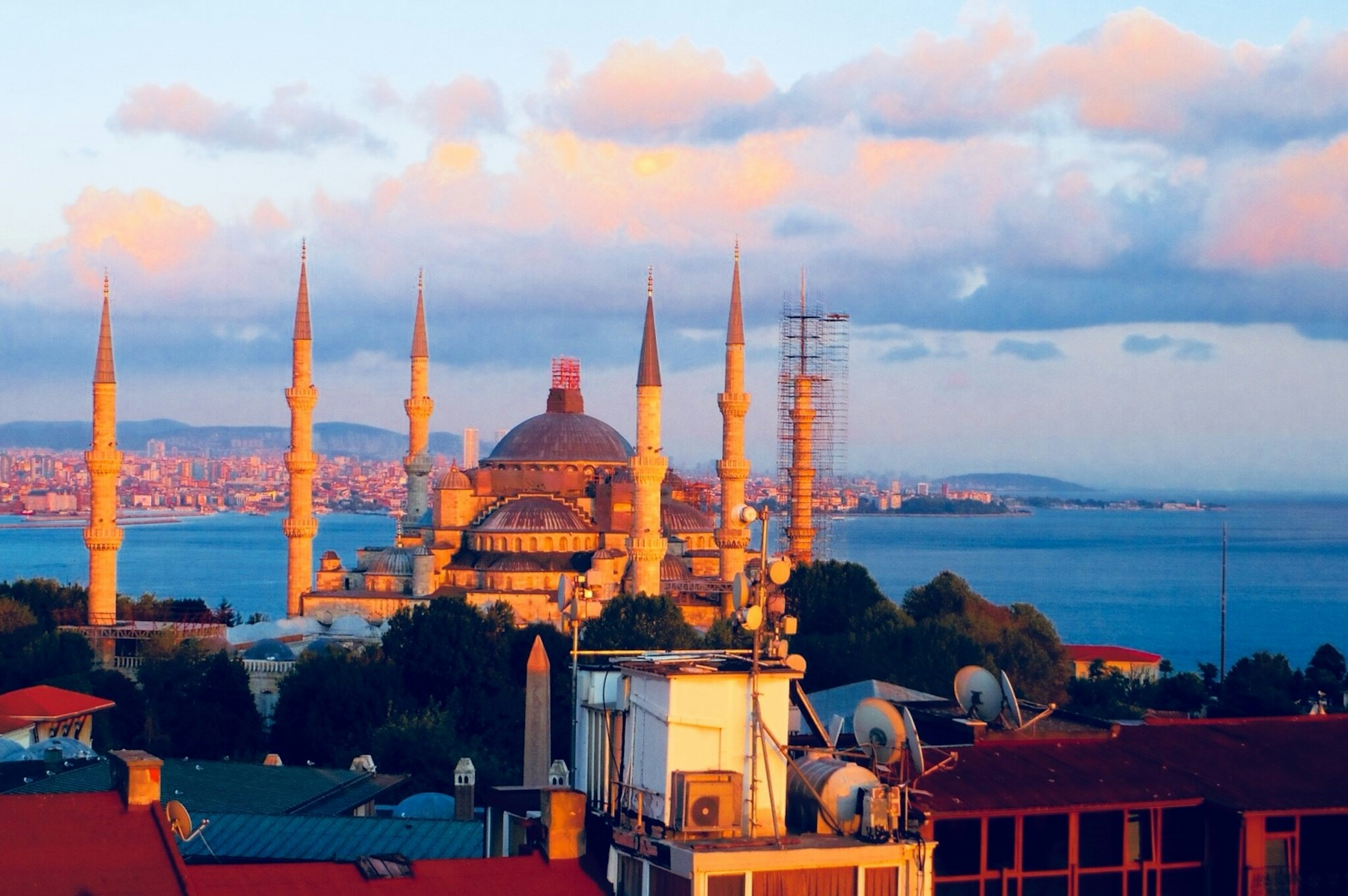 Pemandangan indah Masjid Biru di Istanbul dengan latar belakang matahari terbenam garis langit dan laut terlihat