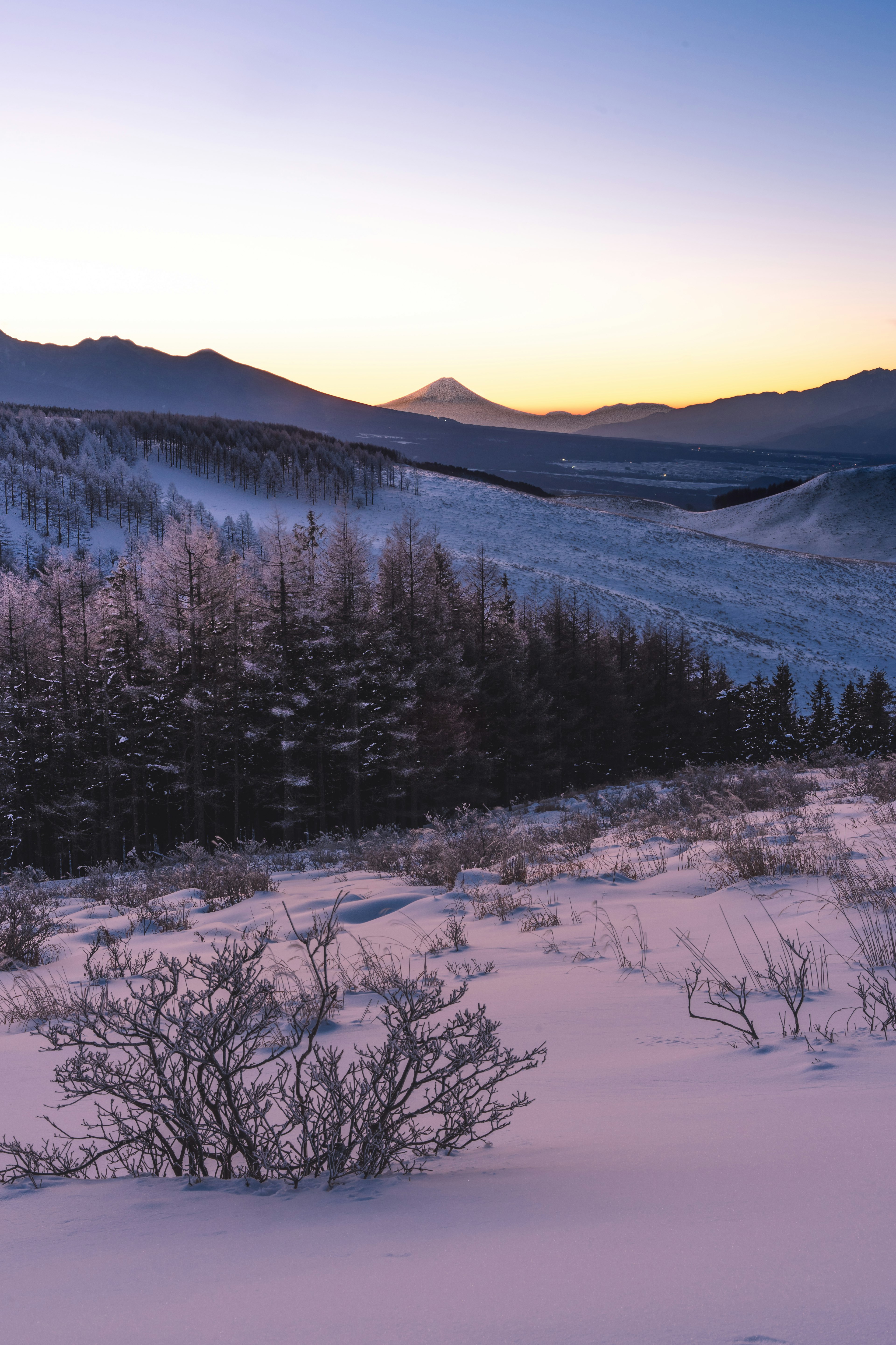 雪に覆われた山の風景と美しい夕焼け